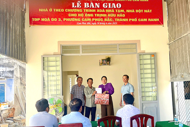 Các hội, đoàn thể phường trao quà tặng CHO gia đình ông Trịnh Hữu Hảo