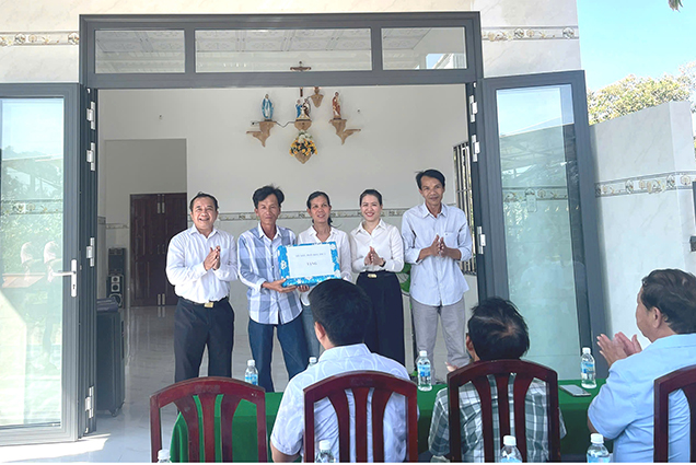 Các tổ chức đoàn thể địa phương trao quà cho gia đình ông Phan Văn Dũng