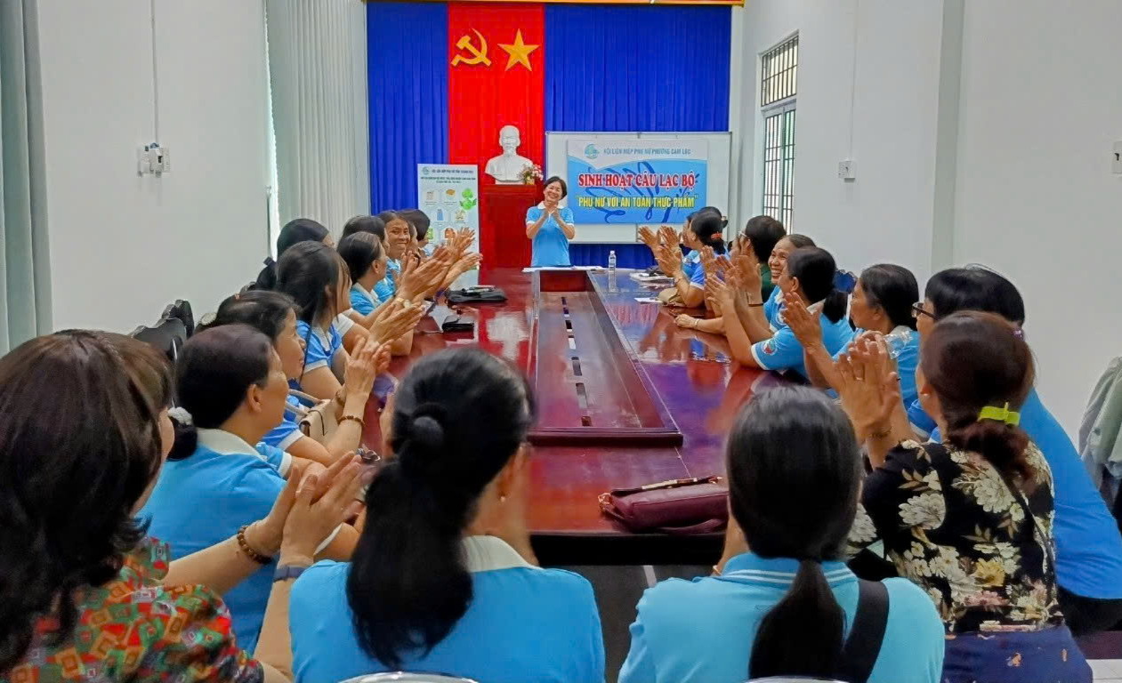 Câu lạc bộ Phụ nữ với an toàn thực phẩm ở phường Cam Lộc, TP. Cam Ranh sinh hoạt, tuyên truyền các kiến thức về kiến thức về an toàn thực phẩm.