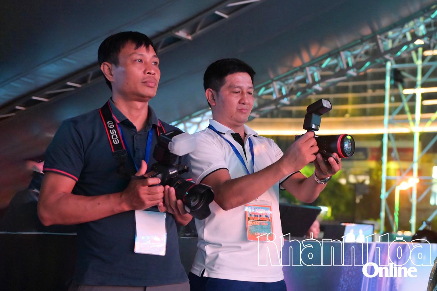 Phóng viên Công Định và Nhân Tâm 
tác nghiệp tại Festival Biển.
