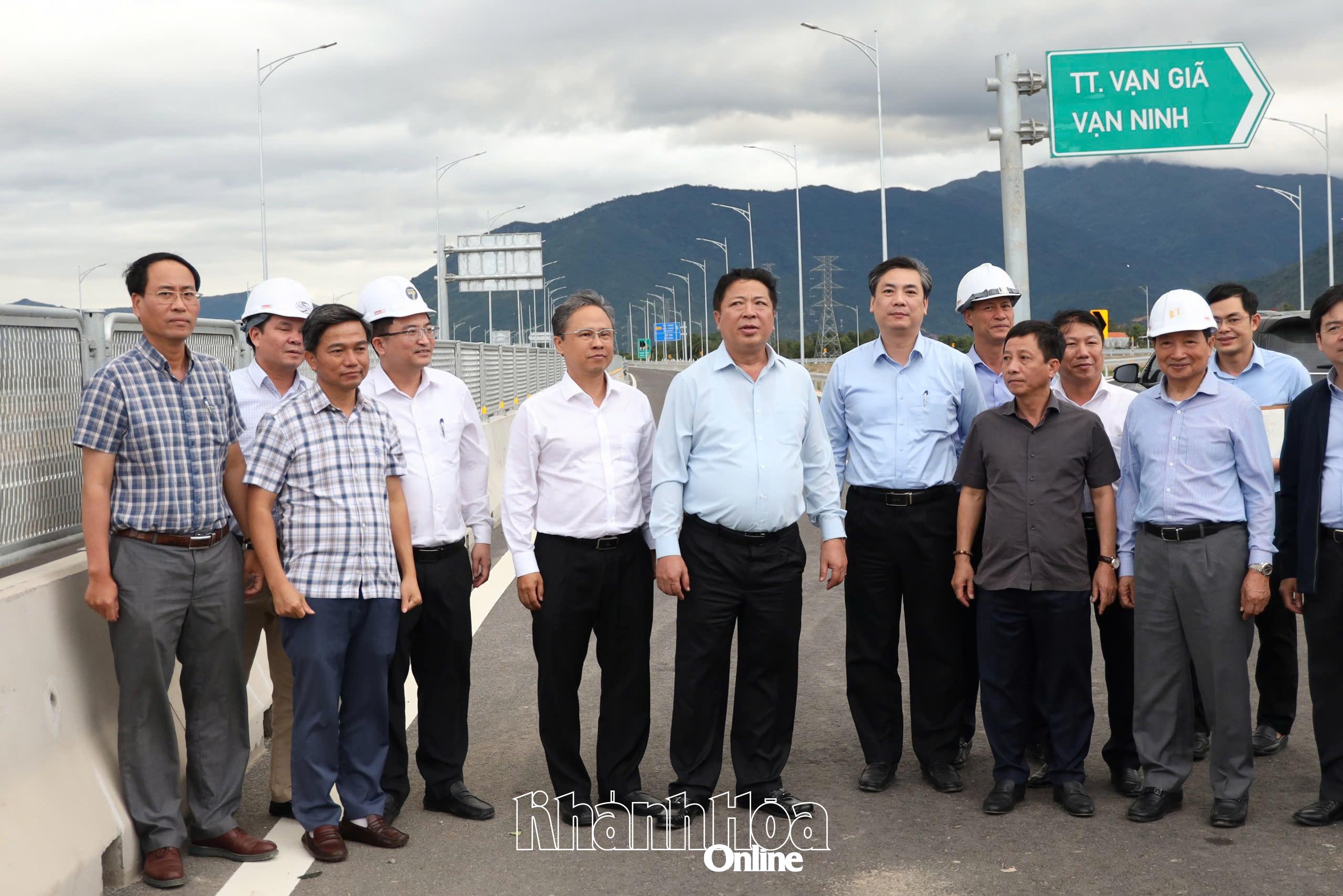 Bộ trưởng Bộ Xây dựng Trần Hồng Minh: Kiểm tra thực tế công trình đường bộ cao tốc Vân Phong - Nha Trang