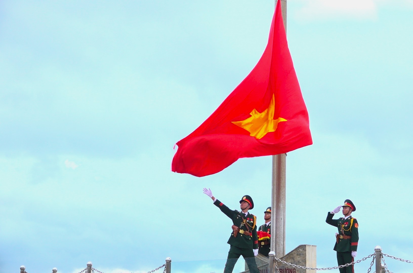 VIDEO: Thiêng liêng lễ thượng cờ kỷ niệm 50 năm Ngày Giải phóng tỉnh Khánh Hòa