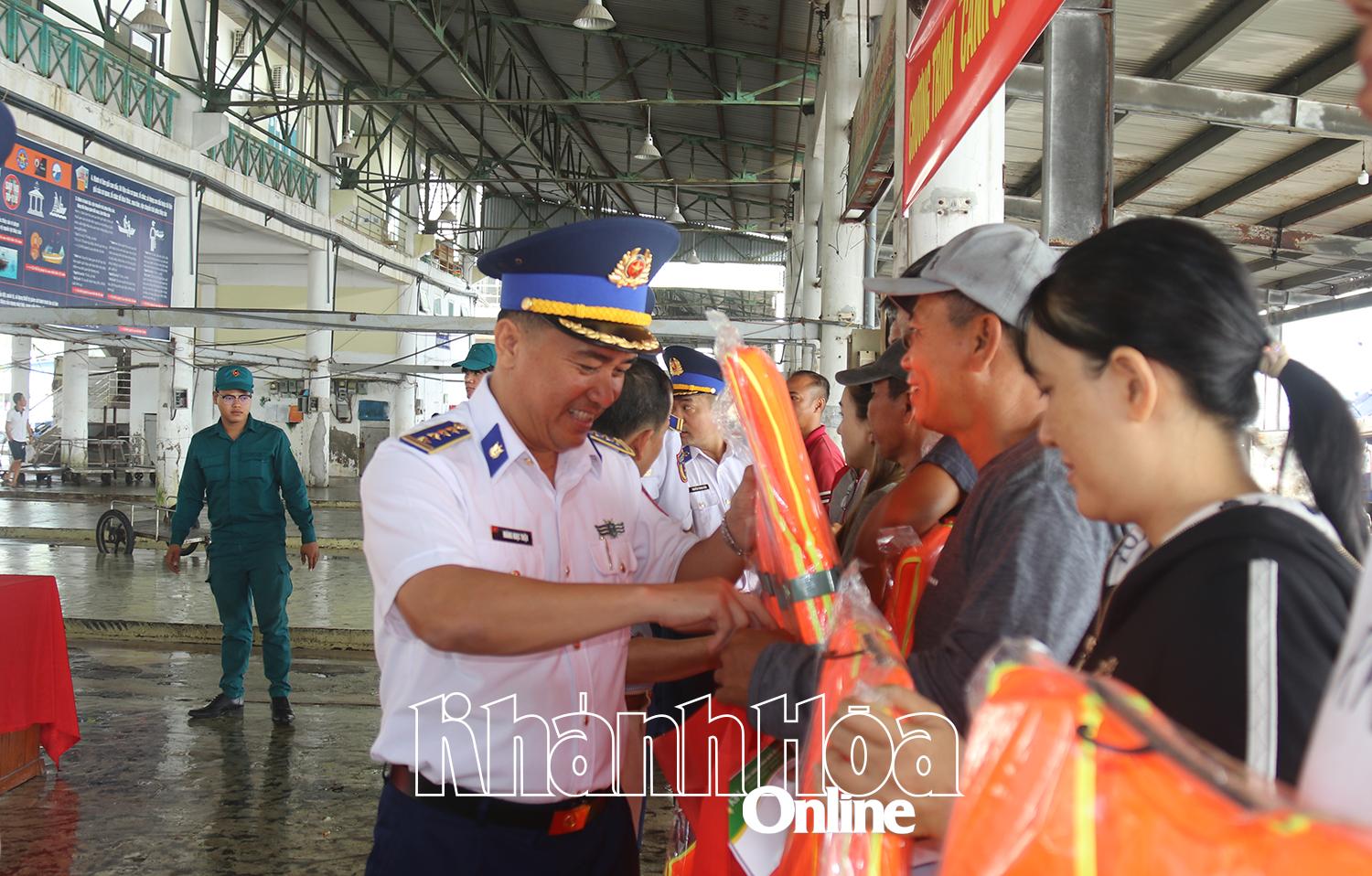 Lãnh đạo Hải đoàn 32 trao quà cho các chủ tàu