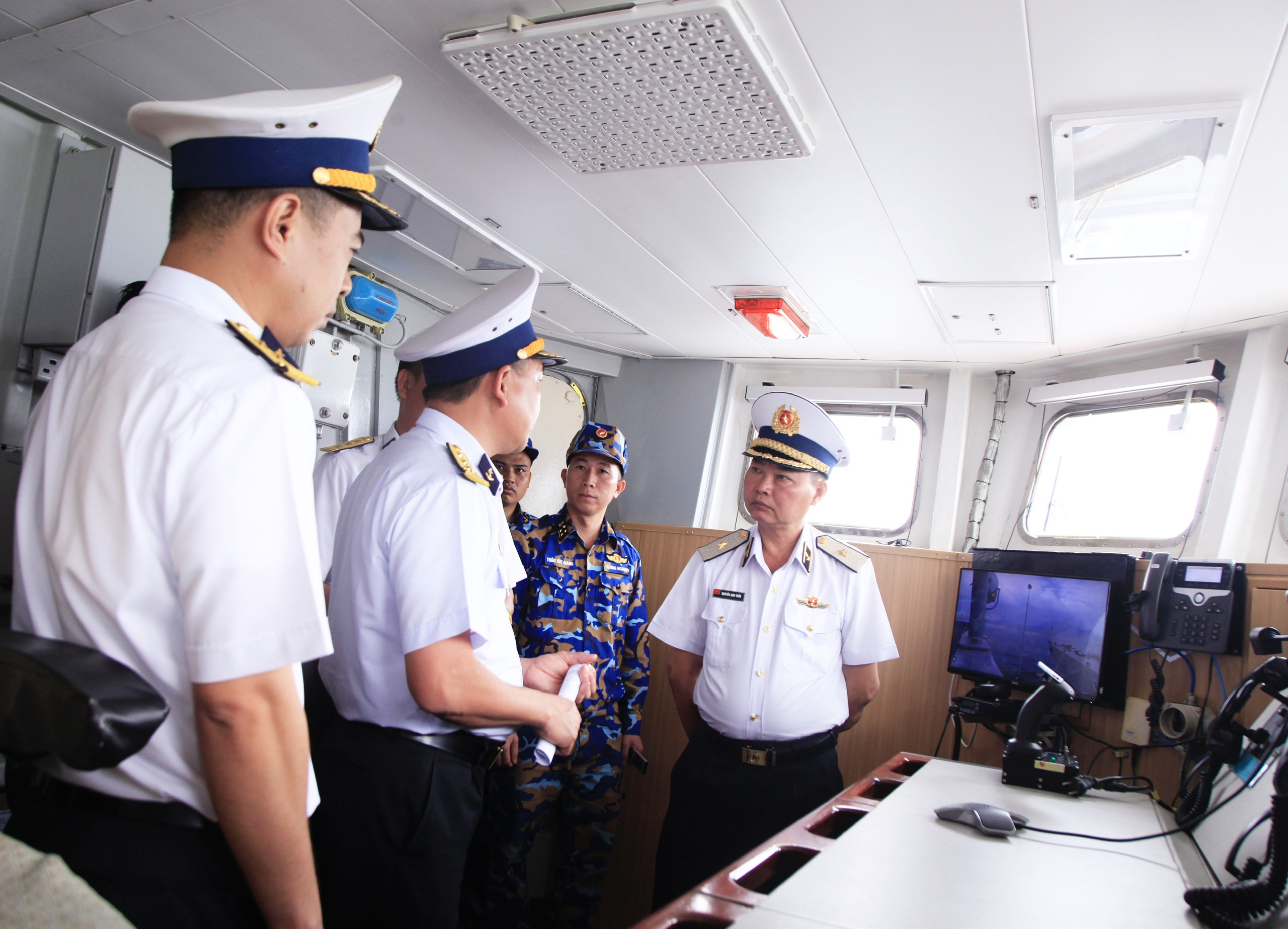 Tư lệnh Vùng 4 Hải quân Nguyễn Anh Tuấn kiểm tra trang bị kỹ thuật trên Tàu 015 - Trần Hưng Đạo.