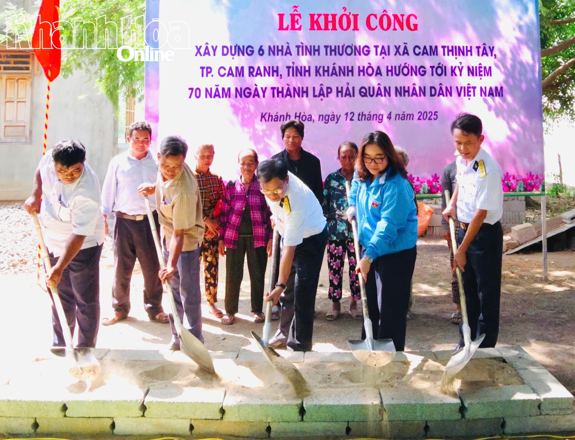Đại diện các đơn vị và chính quyền địa phương thực hiện nghi thức khởi công xây dựng nhà.