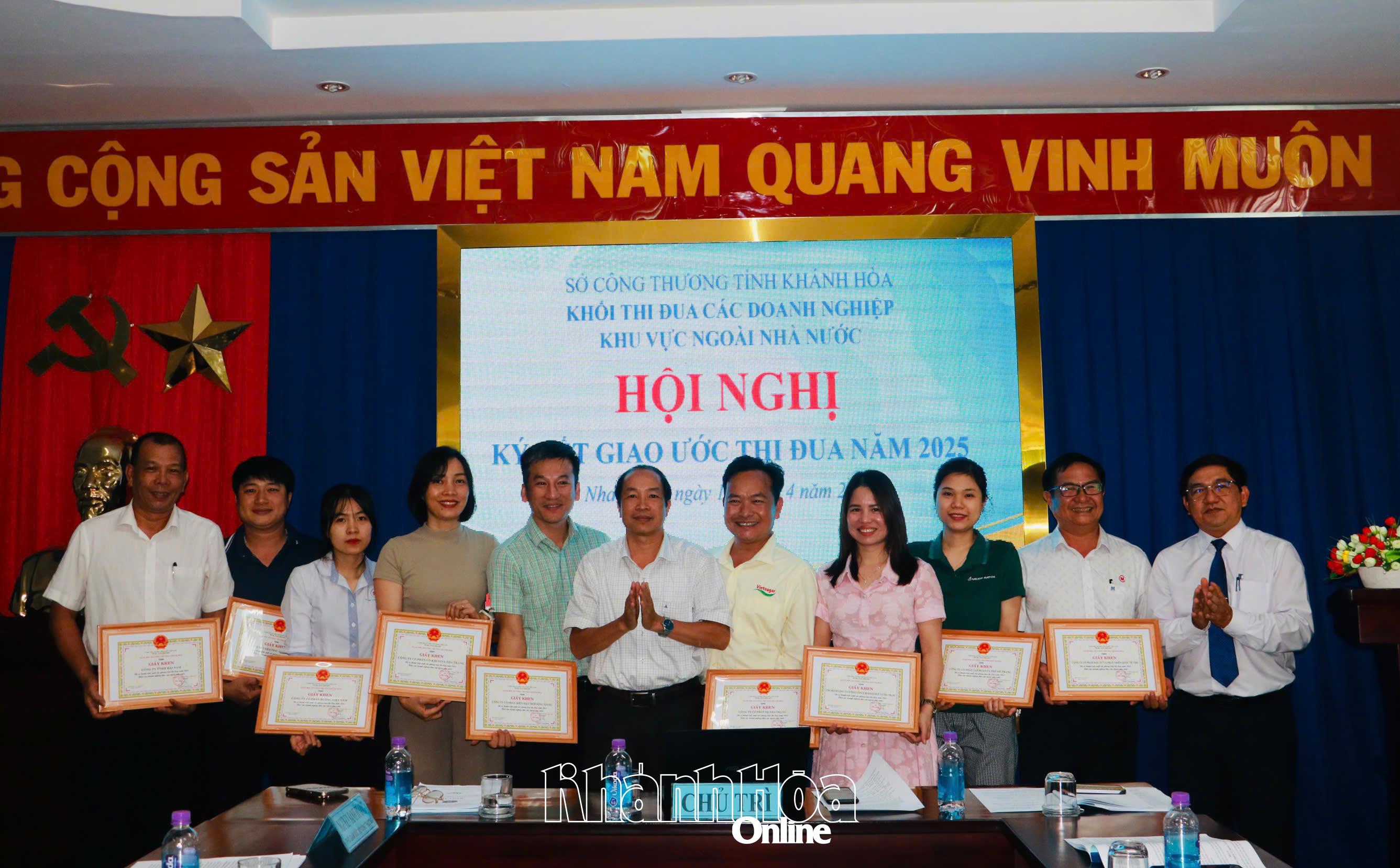 Đại diện lãnh đạo Sở Công Thương trao giấy khen cho các tập thể