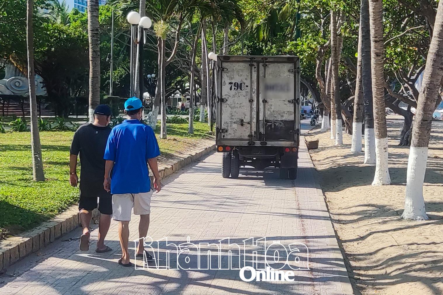 Nha Trang: Tài xế bị lập biên bản vì điều khiển xe tải vào lối đi bộ trong công viên