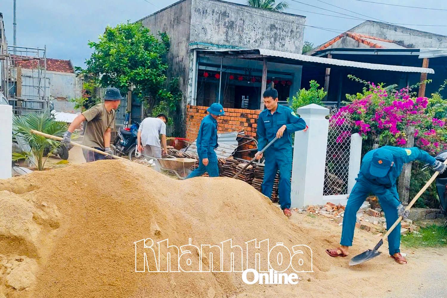 Đoàn viên, thanh niên thị trấn Vạn Giã hỗ trợ ngày công cho một hộ dân xây nhà theo chương trình xóa nhà tạm, nhà dột nát.
