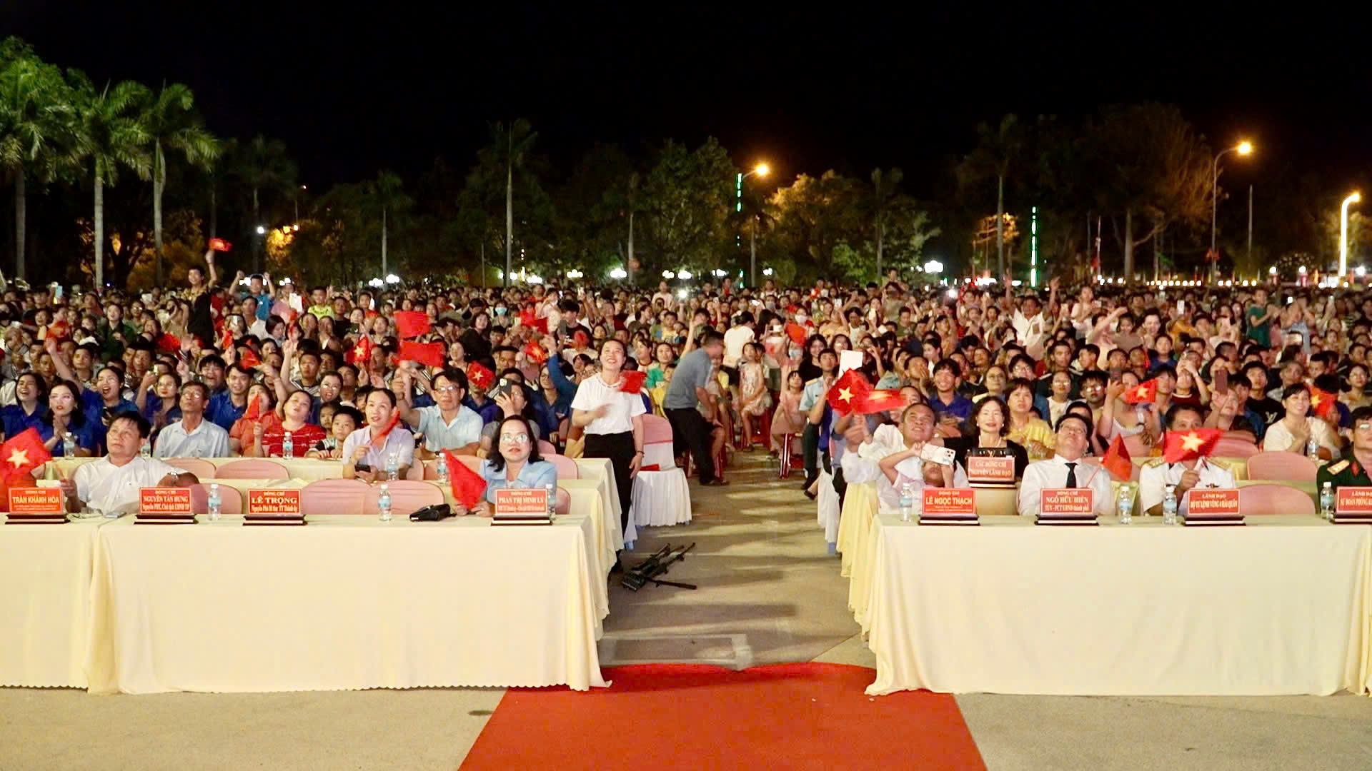 Đông đảo cán bộ, Nhân dân thành phố đến xem chương trình.