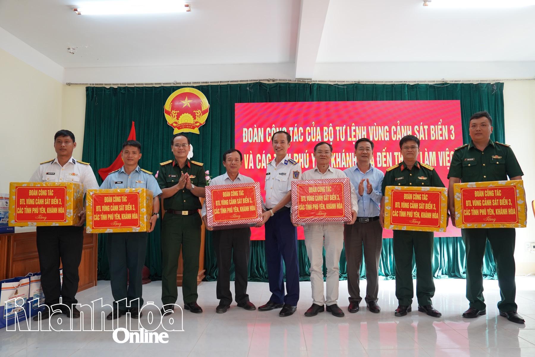 Đoàn công tác khảo sát thực tế vùng biển, đảo ven bờ thăm, tặng quà tại huyện Phú Quý