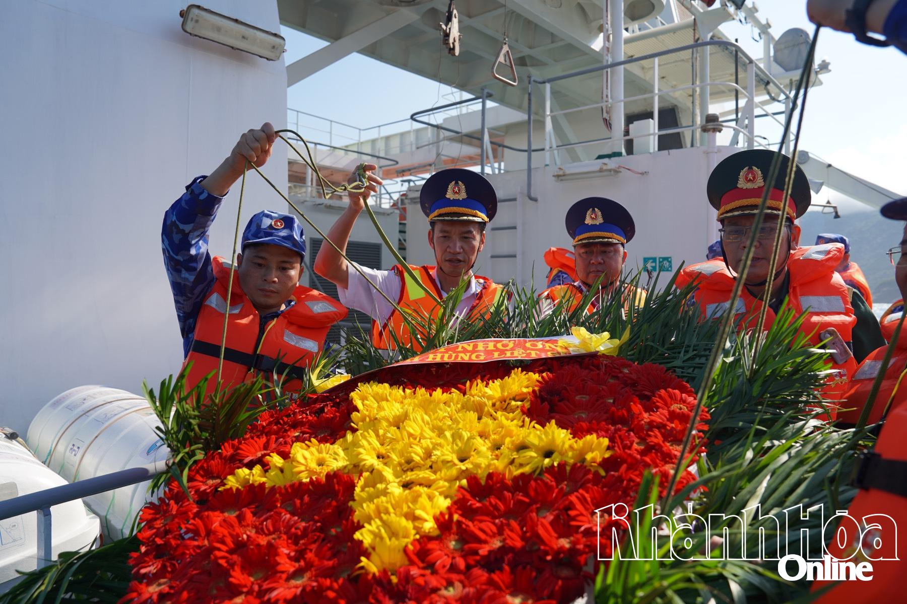 Đoàn công tác khảo sát thực tế vùng biển, đảo ven bờ tổ chức lễ tưởng niệm các anh hùng liệt sĩ Bến tàu không số Vũng Rô