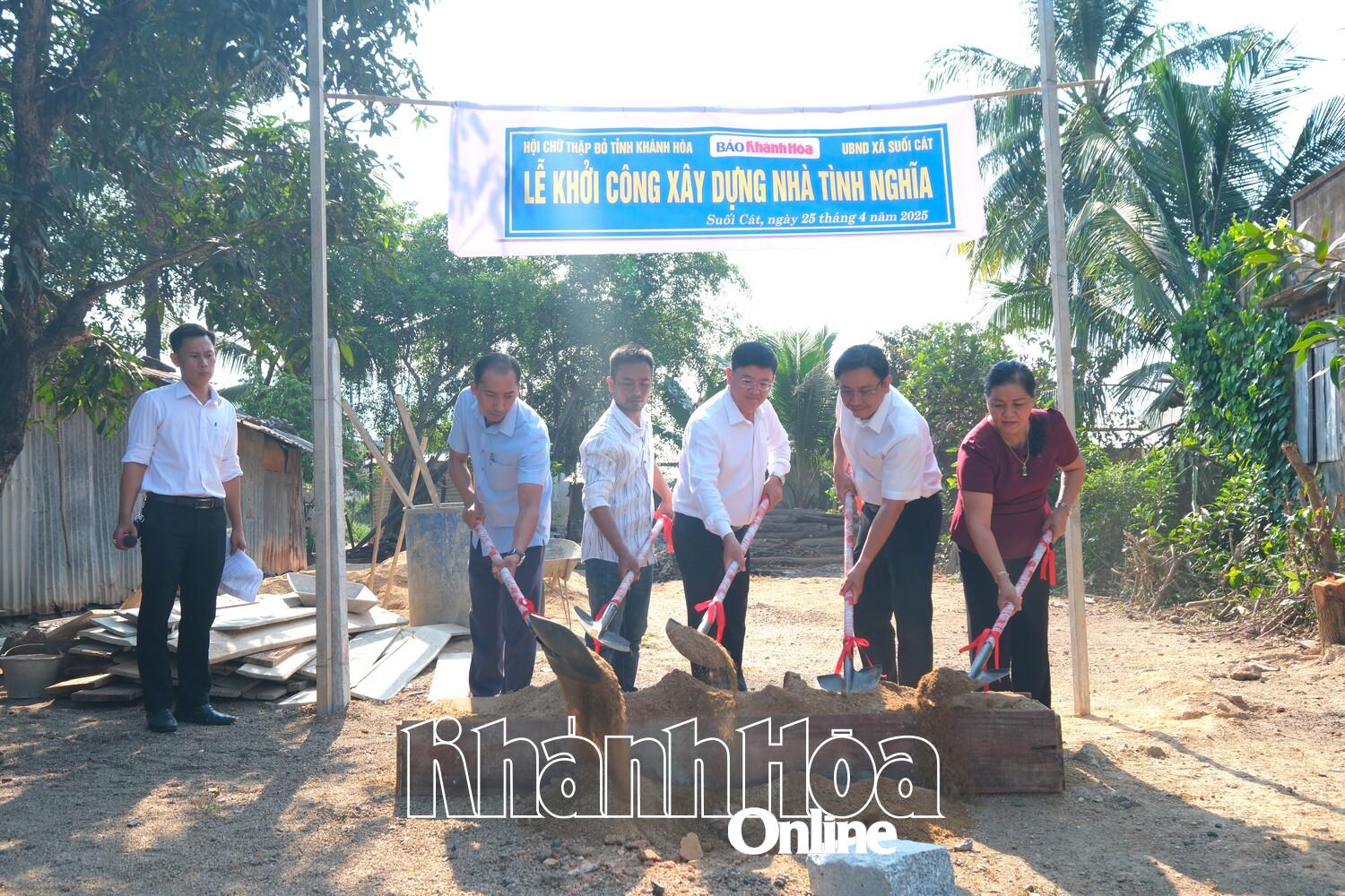 Báo Khánh Hòa khởi công xây dựng nhà tình nghĩa tặng hộ cận nghèo xã Suối Cát
