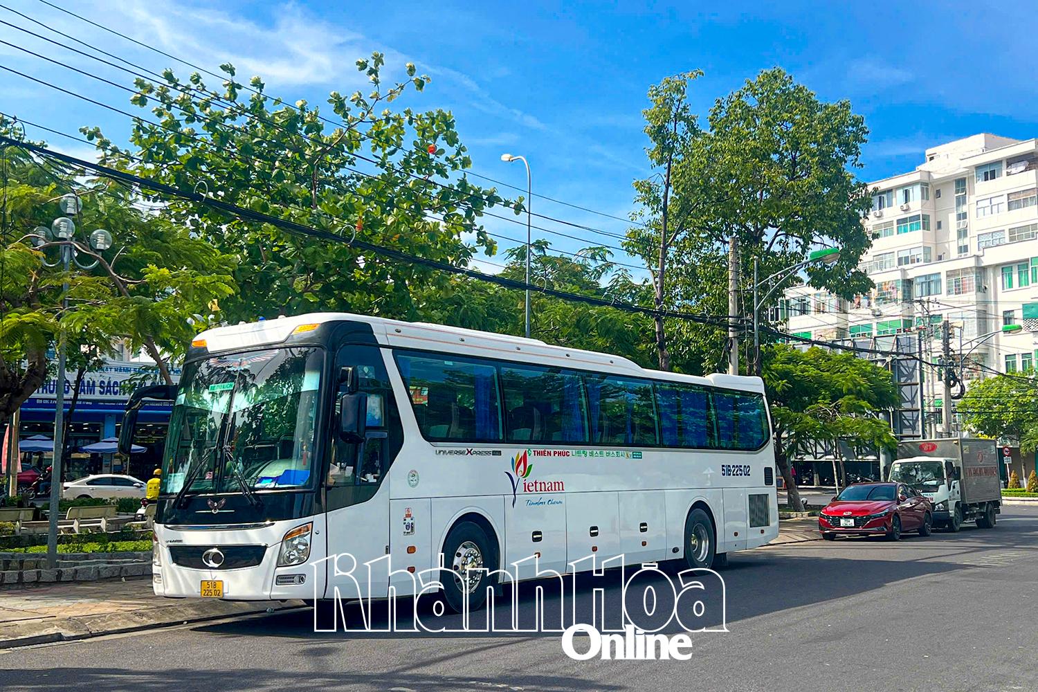 Nha Trang: Sẽ xử lý tình trạng ô tô khách đậu chắn lối ra, vào công viên Dã Tượng