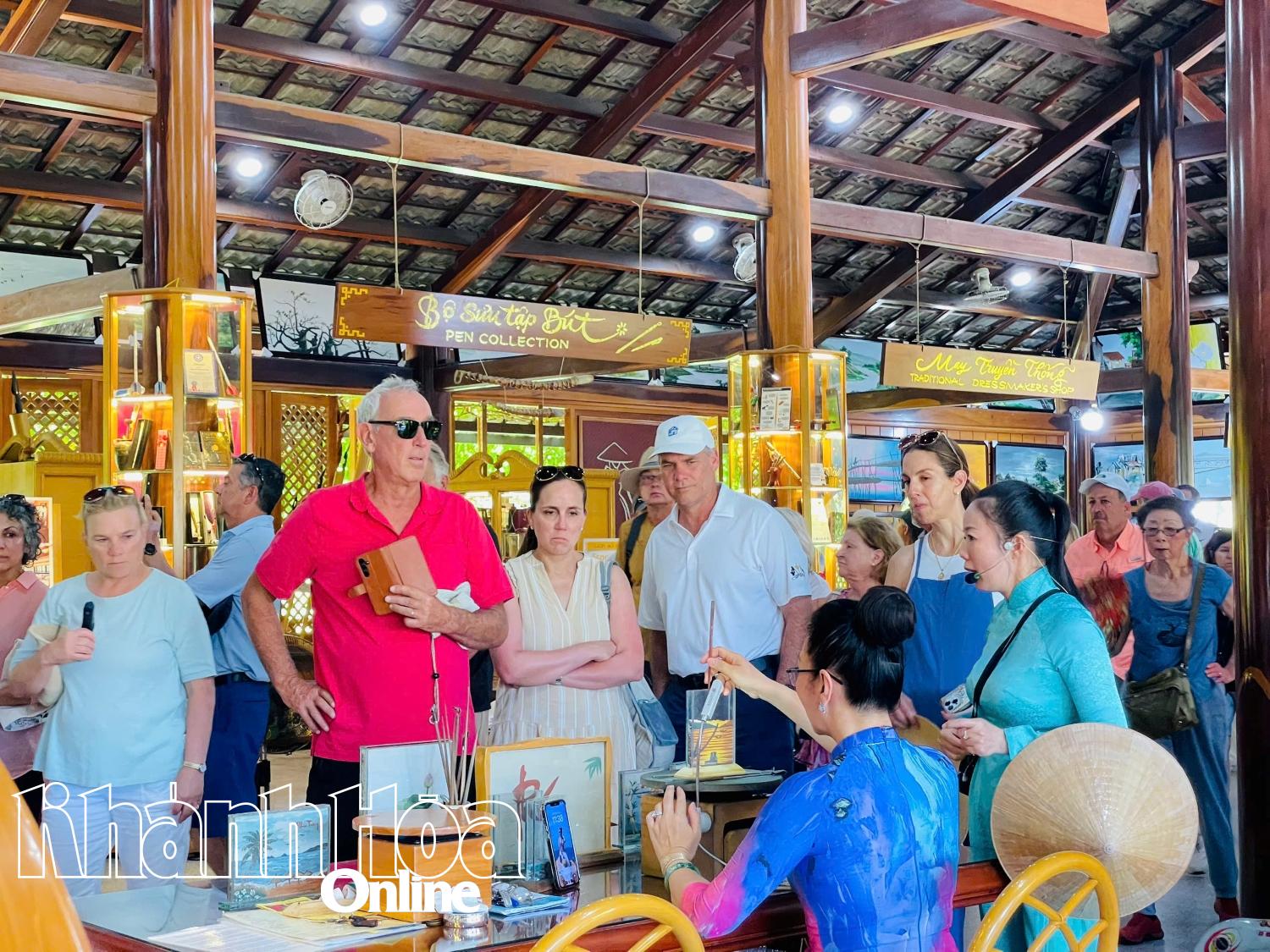 Cảng quốc tế Cam Ranh đón 2 chuyến tàu du lịch biển trong hai ngày liên tiếp