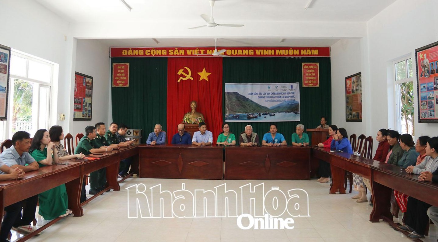 Đoàn gặp mặt và trao đổi với người dân Bích Đầm.