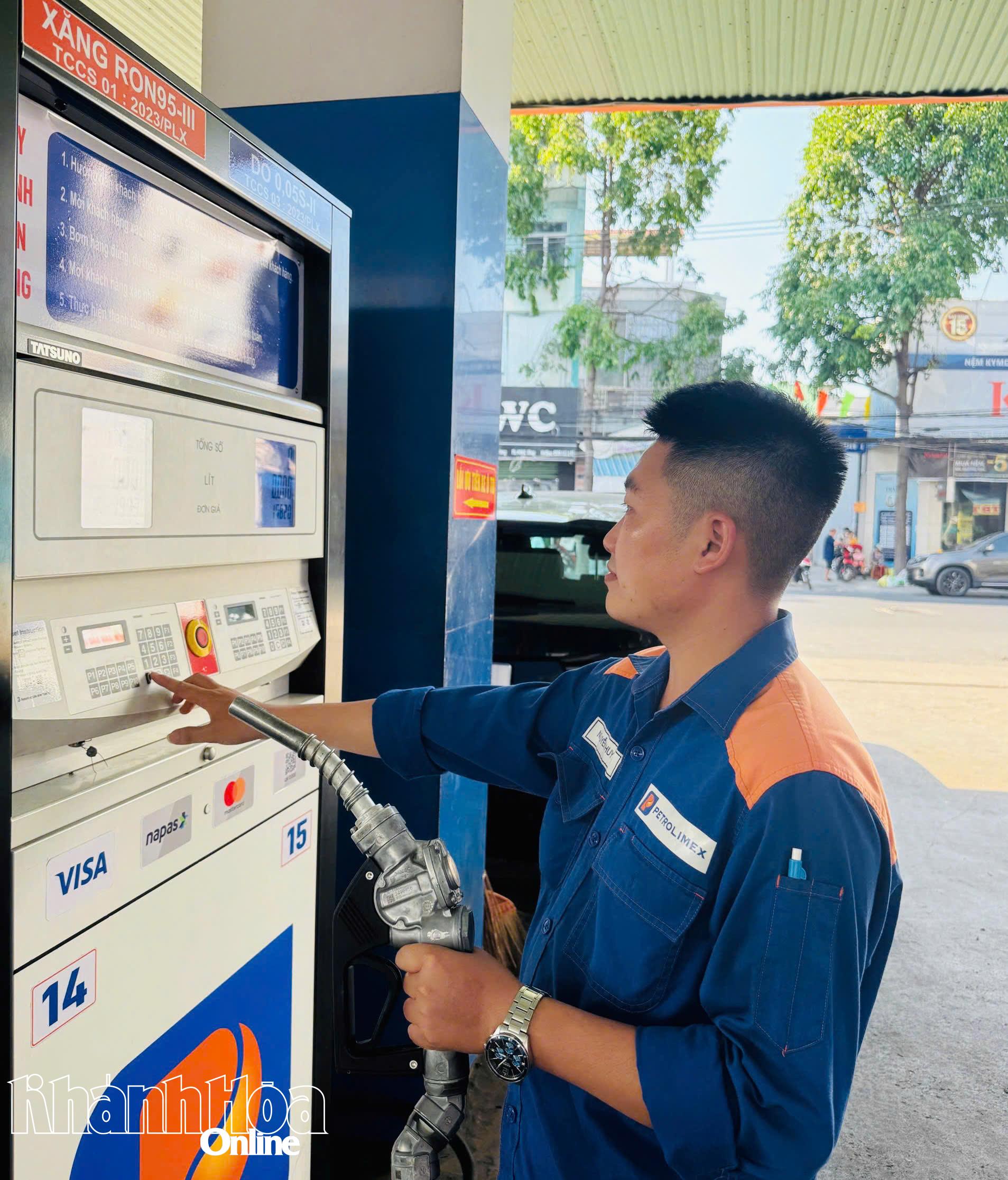 Giá xăng được điều chỉnh đồng loạt tăng.