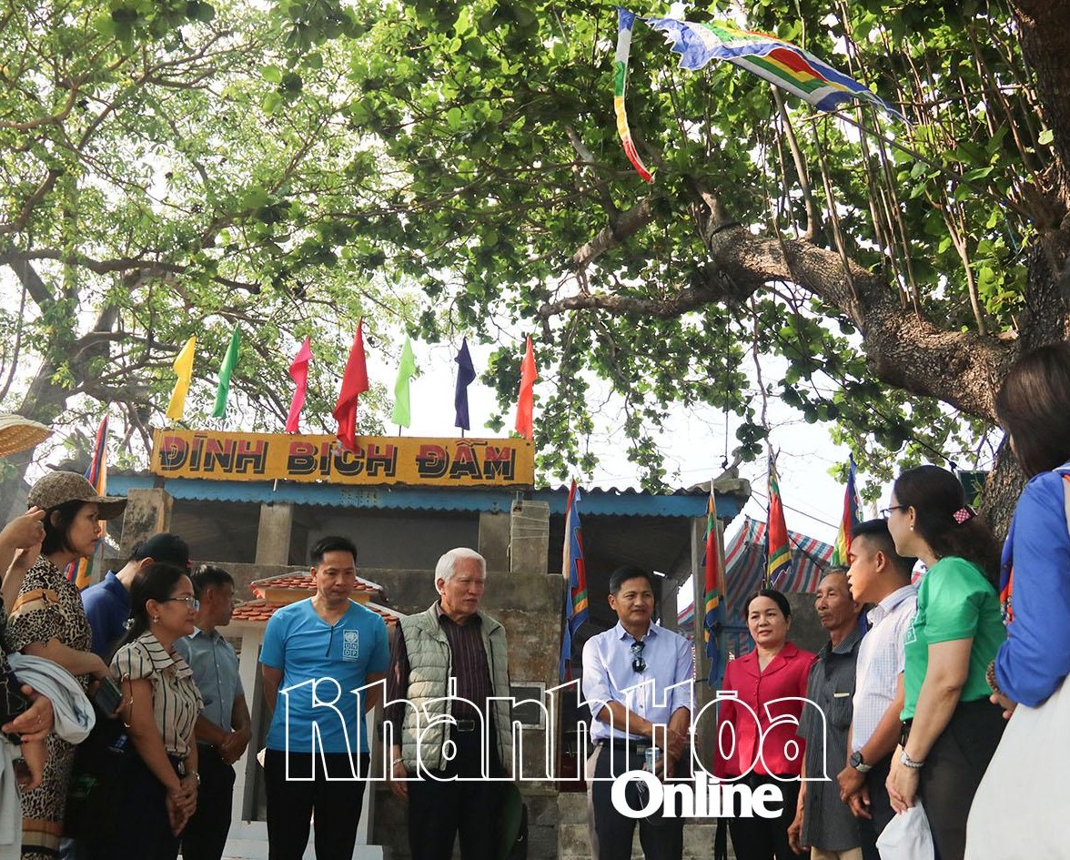 Đoàn nghe giới thiệu về di tích lịch sử văn hóa ở địa phương.