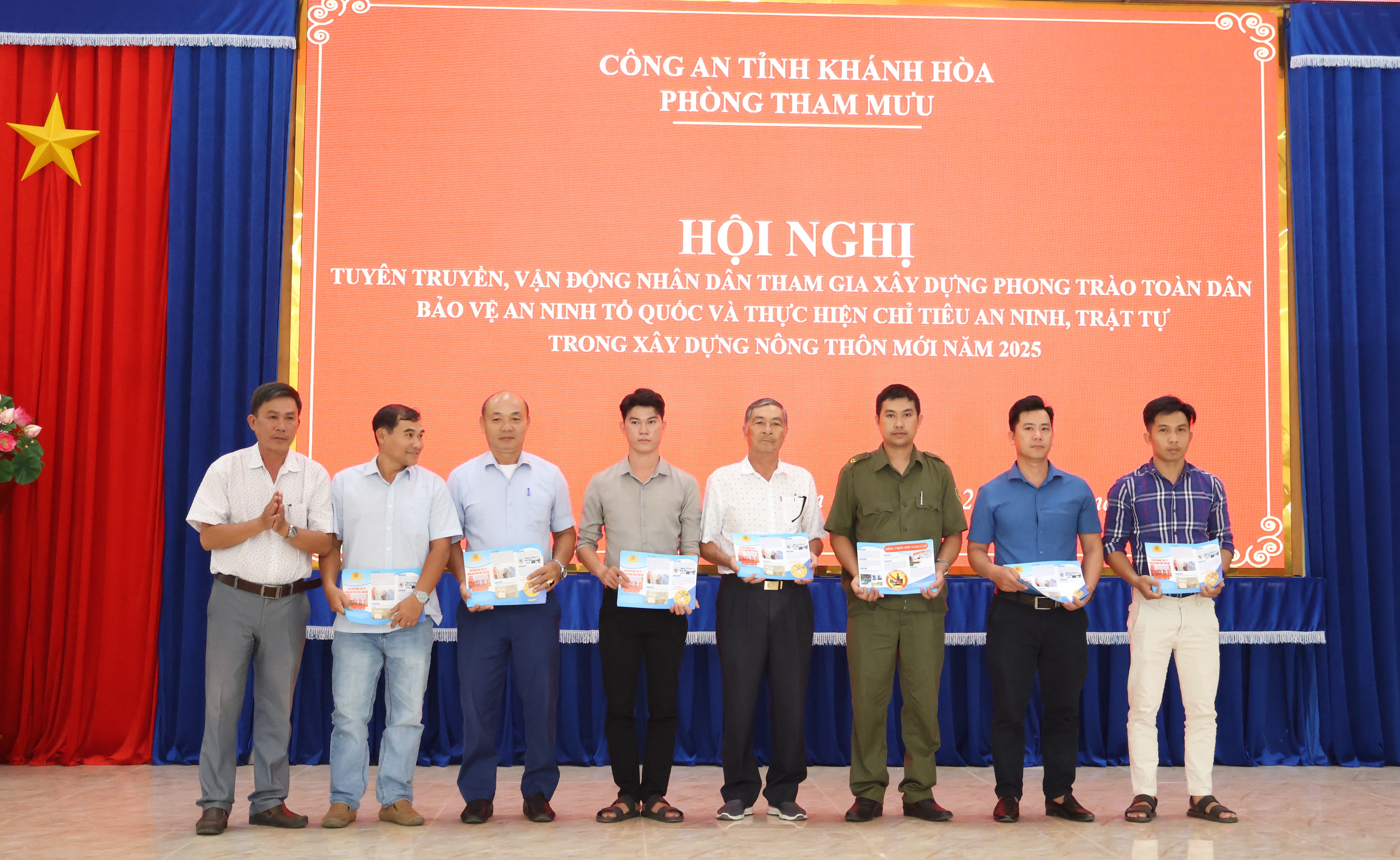 Khen thưởng, trao kỷ niệm chương của Bộ Công an cho cá nhân, tập thể có thành tích xuất sắc trong phong trào Toàn dân bảo vệ an ninh Tổ quốc ở Cam Lâm