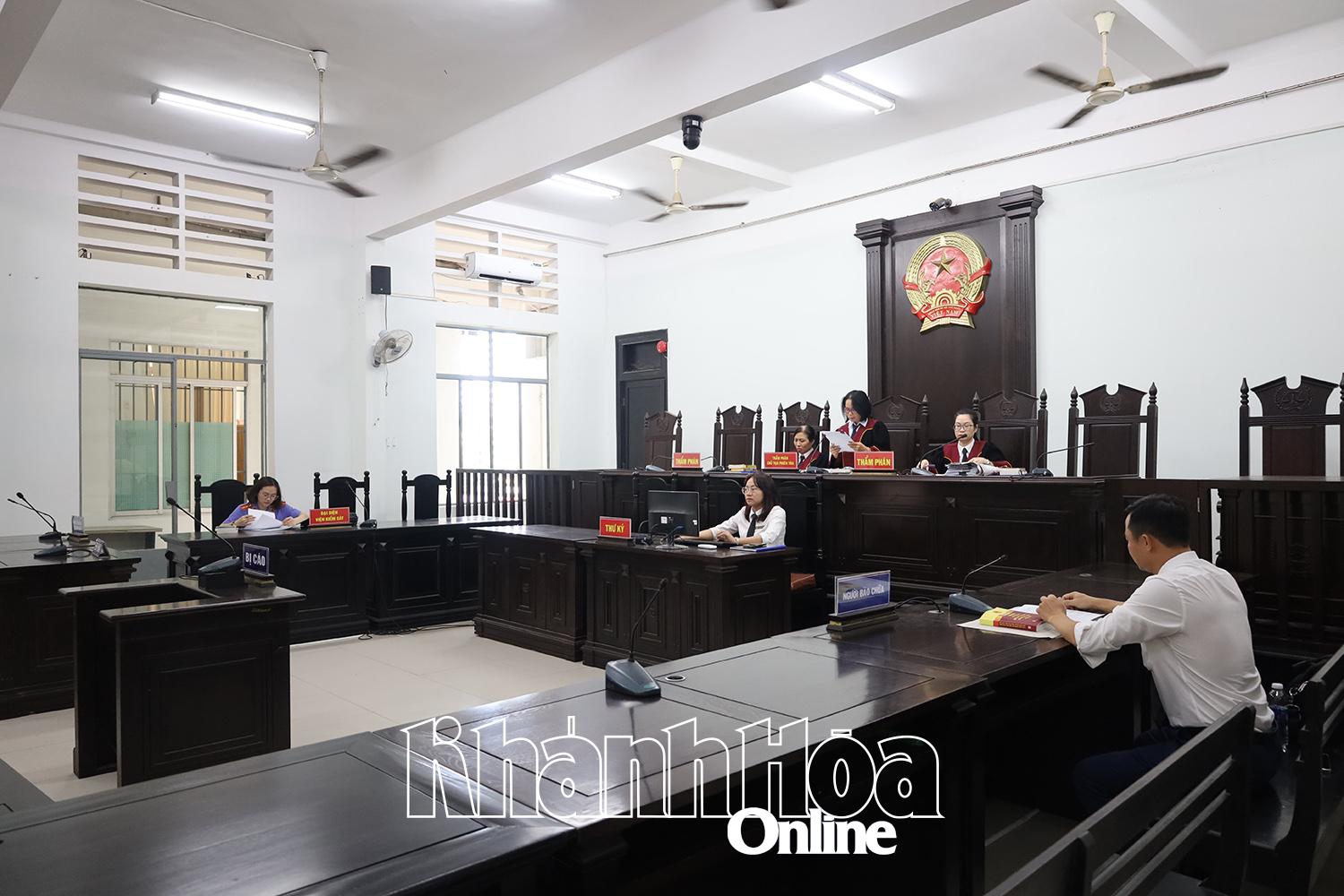 Giảm án cho bị cáo lừa tiền người môi giới đất