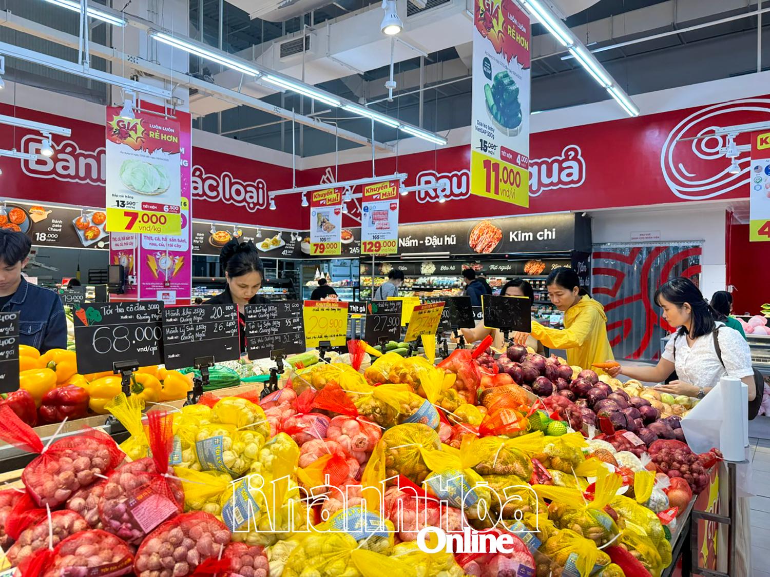 Hoạt động kinh doanh tại một siêu thị ở Nha Trang.