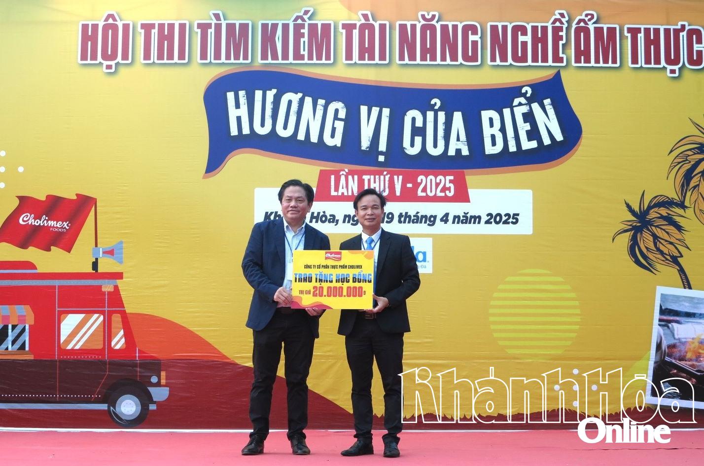 Đại diện doanh nghiệp trao học bổng cho quỹ khuyến học của trường. 