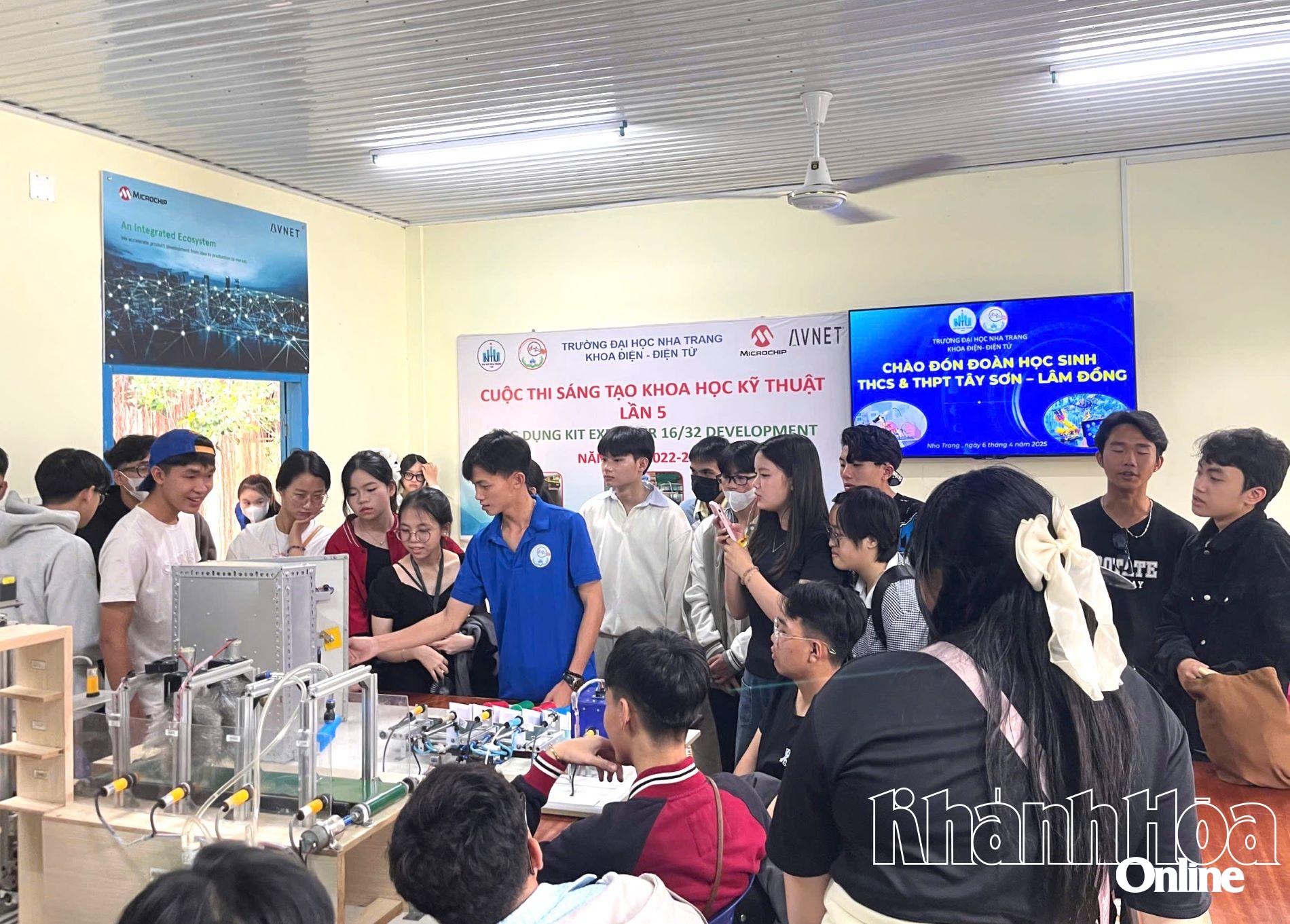 Trường Đại học Nha Trang tổ chức tư vấn, trải nghiệm cho 350 học sinh đến từ Lâm Đồng