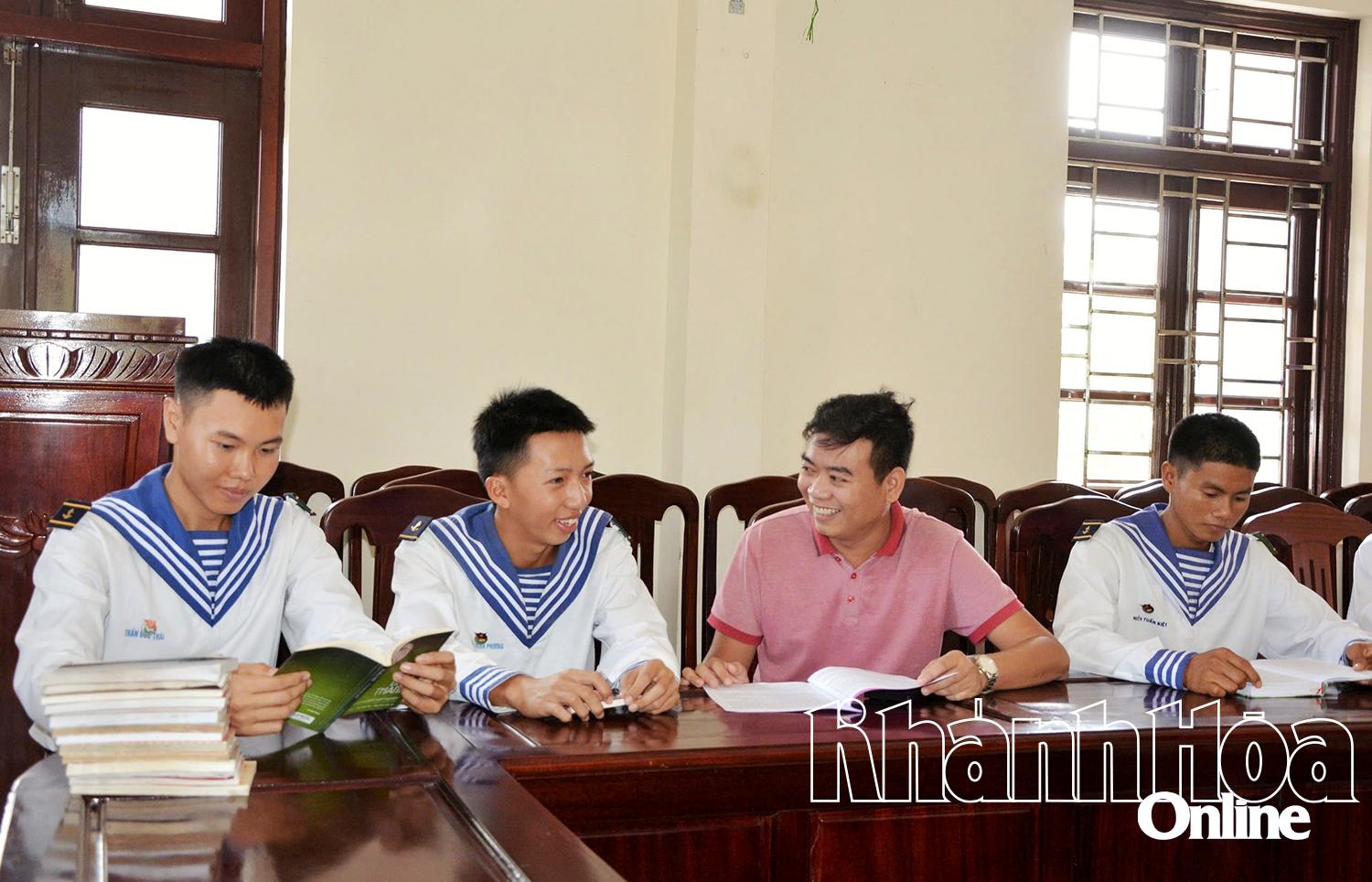 Phóng viên Mạnh Hùng trao đổi 
với các chiến sĩ tại thị trấn Trường Sa.
