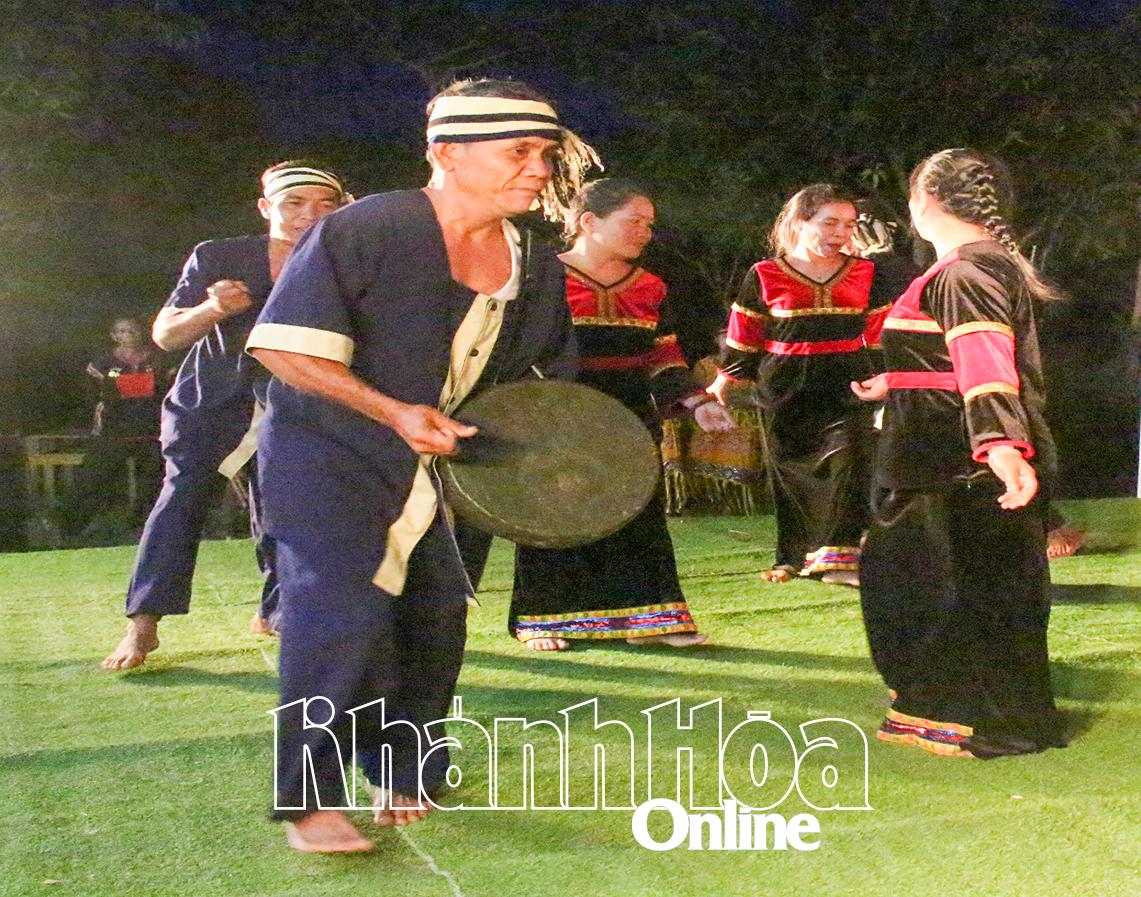 Để tiếng mã la mãi ngân vang