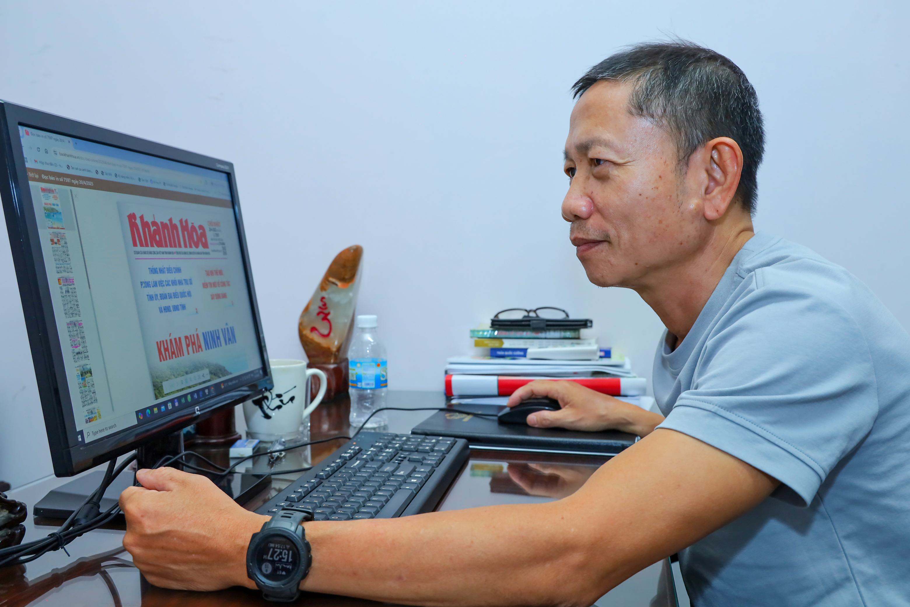 Nhà báo Huỳnh Hiếu vẫn thường xuyên đọc Báo Khánh Hòa mỗi ngày. 