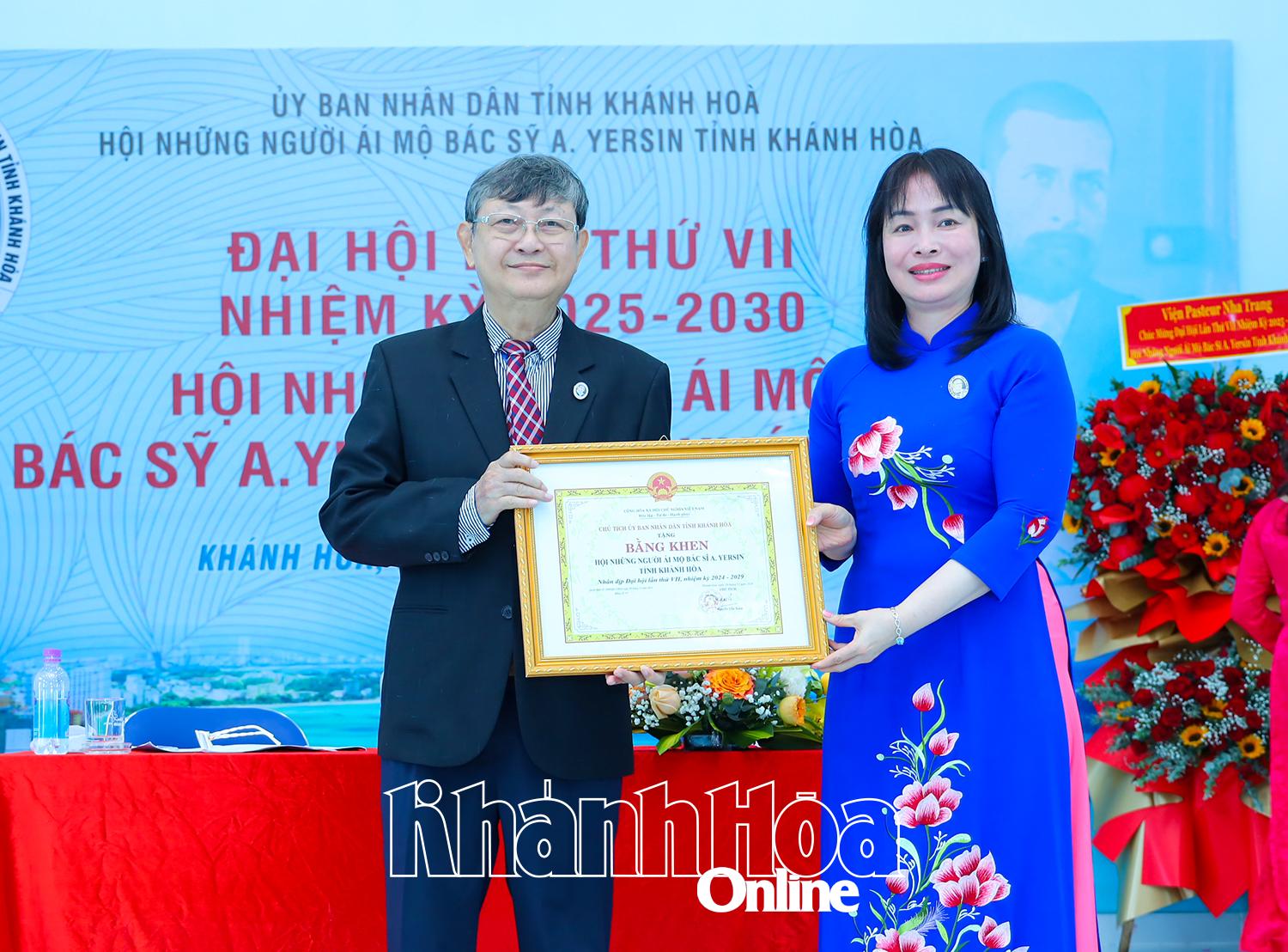 Lãnh đạo Sở Nội vụ thay mặt lãnh đạo UBND tỉnh trao bằng khen cho đại diện Hội Những người ái mộ bác sĩ A. Yersin tỉnh Khánh Hòa.