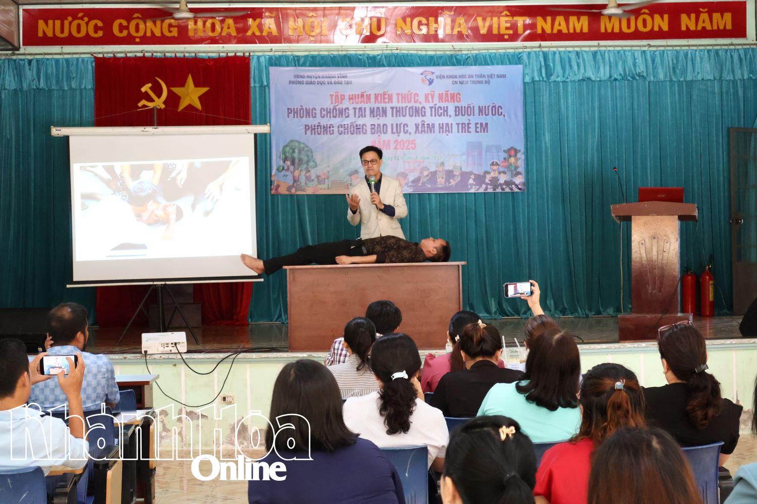 Gần 80 cán bộ, giáo viên, nhân viên ở Khánh Vĩnh được tập huấn về an toàn trường học