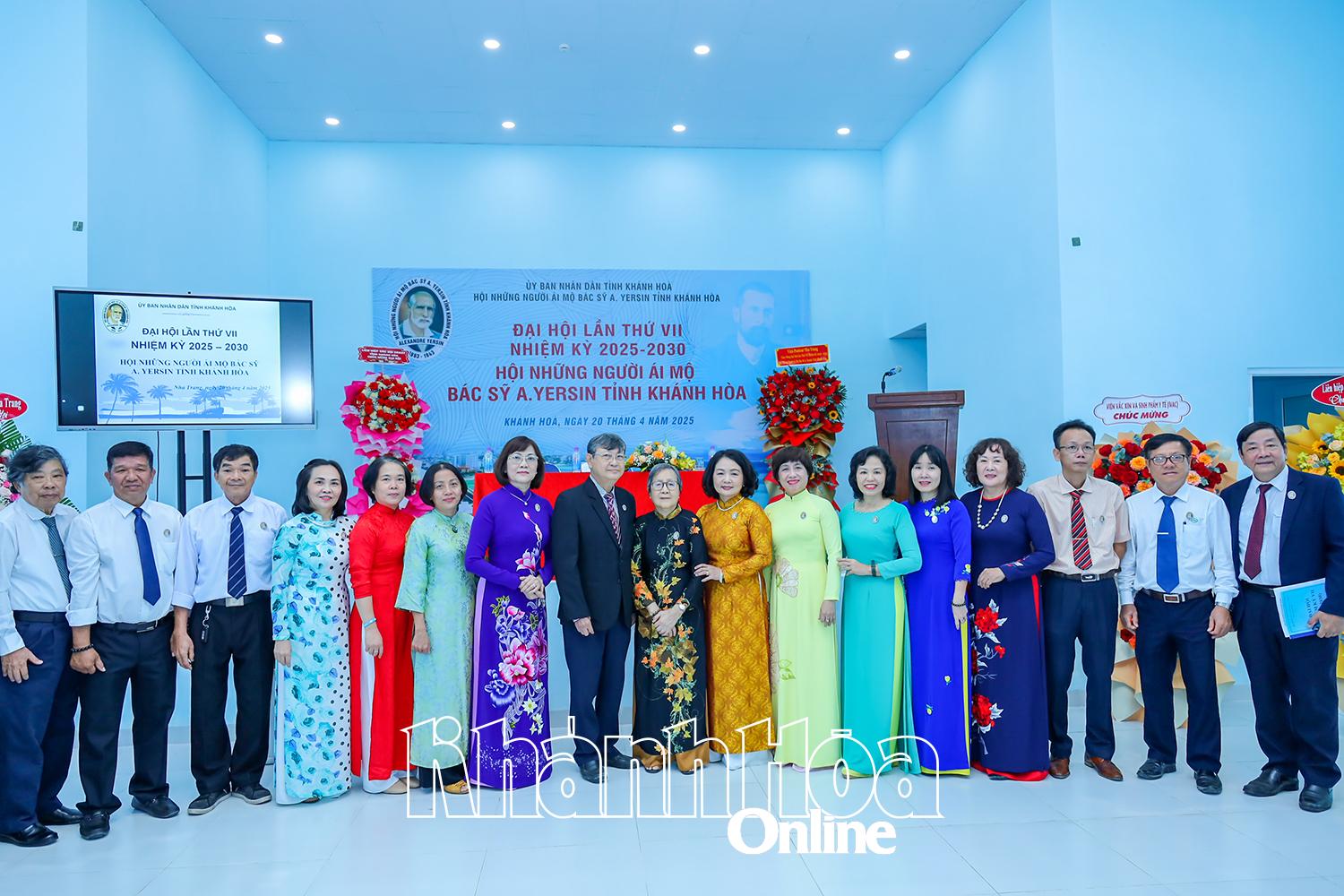 Ban chấp hành Hội Những người ái mộ bác sĩ A. Yersin tỉnh Khánh Hòa nhiệm kỳ 2025 - 2030 ra mắt đại hội.