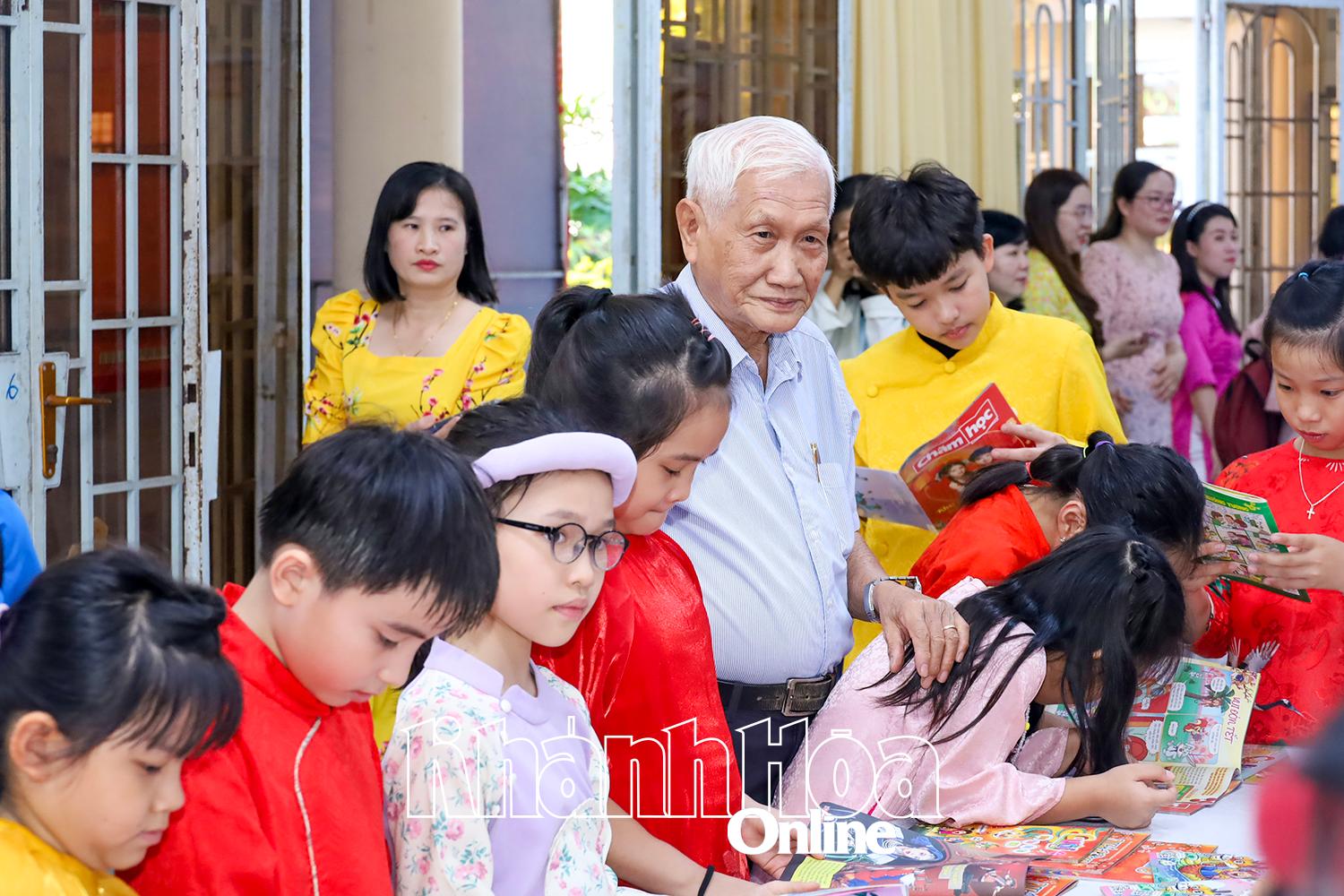 Nhà nghiên cứu văn hóa dân gian Ngô Văn Ban tham gia một hoạt động giao lưu đọc sách với thiếu nhi ở Thư viện tỉnh.