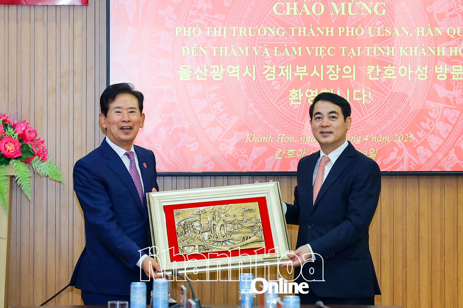 Bí thư Tỉnh ủy Nghiêm Xuân Thành tiếp lãnh đạo TP. Ulsan, Hàn Quốc