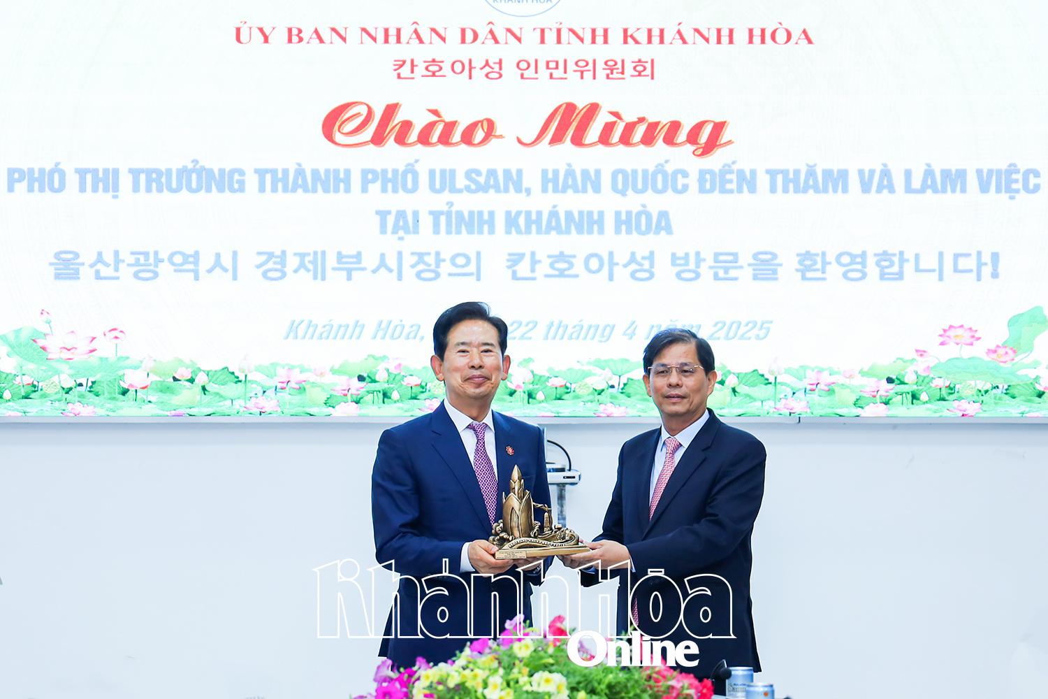 Chủ tịch UBND tỉnh Nguyễn Tấn Tuân tiếp lãnh đạo TP. Ulsan, Hàn Quốc