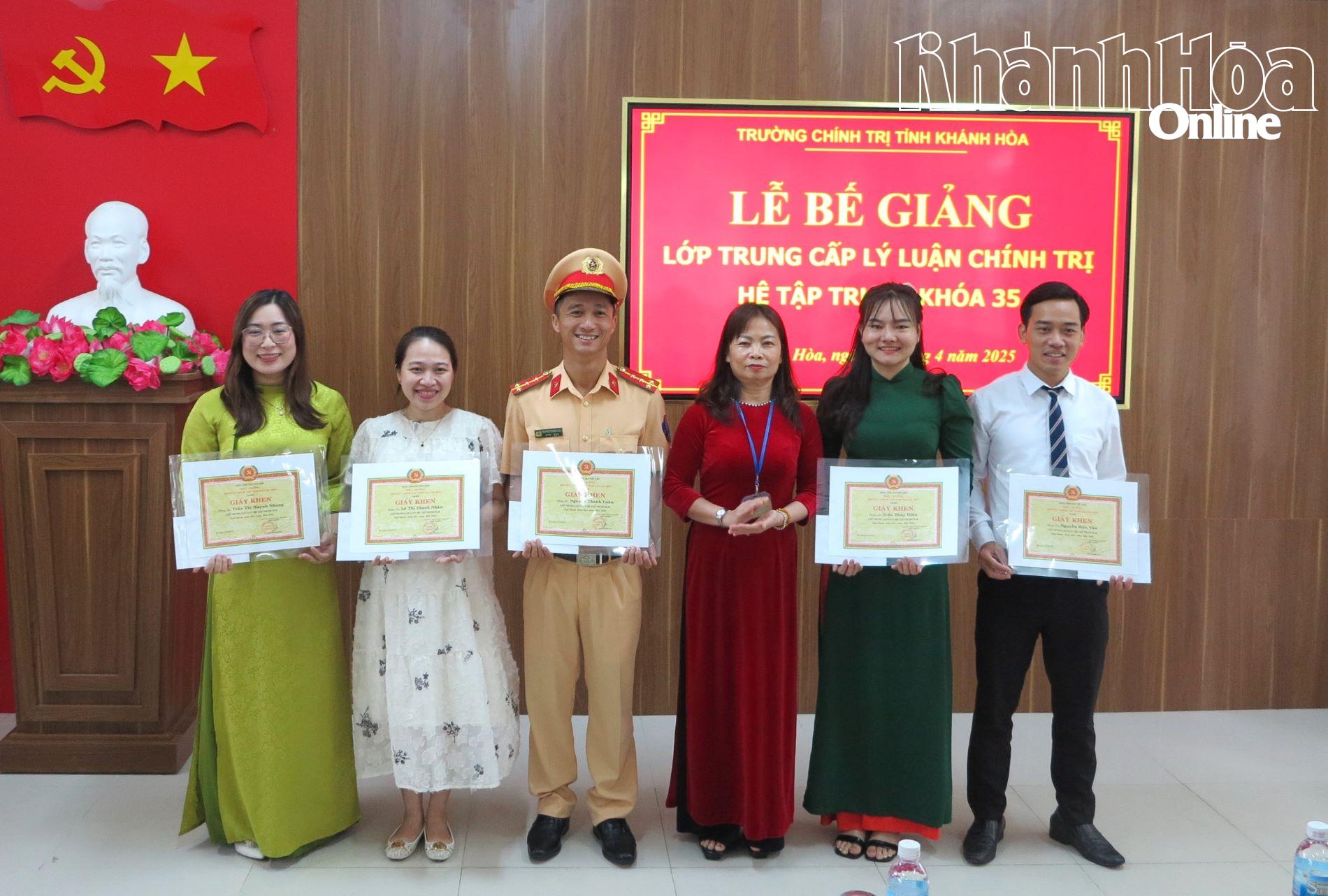 Trường Chính trị tỉnh Khánh Hòa: Bế giảng lớp Trung cấp lý luận chính trị hệ tập trung khóa 35