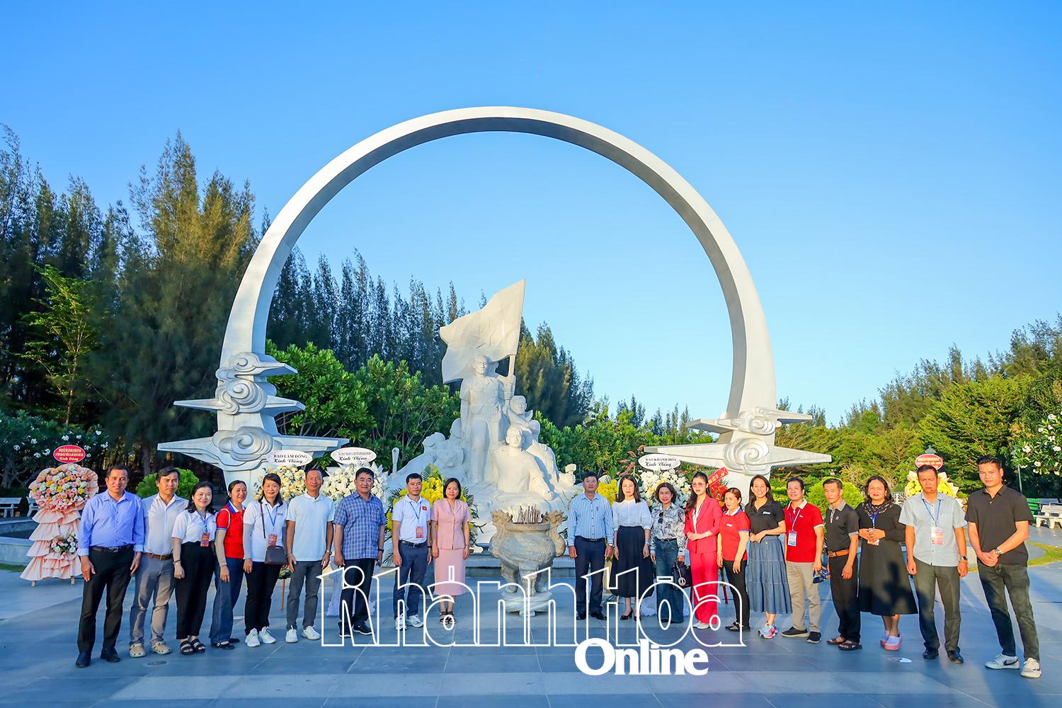 Các cơ quan báo chí dâng hương tại Khu tưởng niệm chiến sĩ Gạc Ma