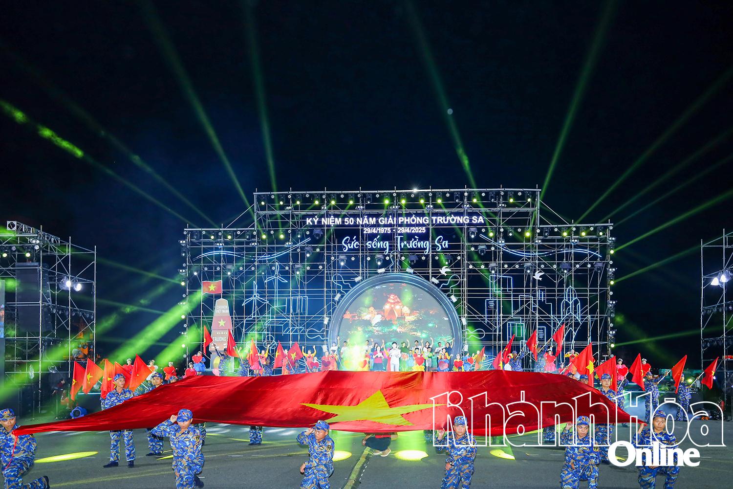 Chương trình có sự tham gia đông đảo của lực lượng ca sĩ, diễn viên, chiến sĩ (ảnh trong buổi tổng duyệt).