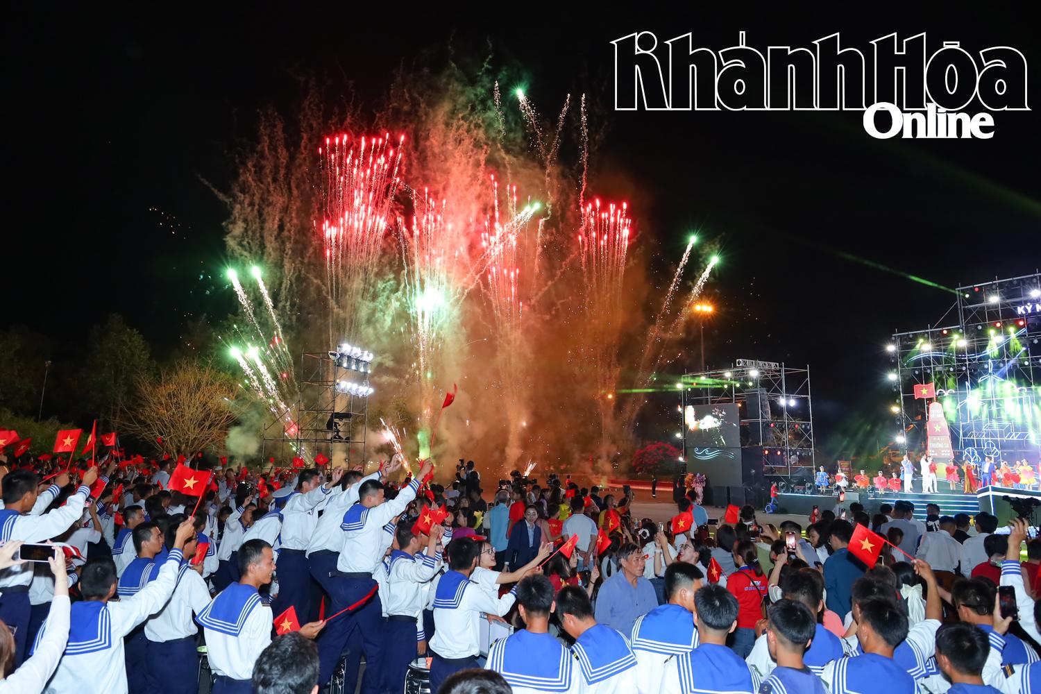 Màn bắn pháo hoa chào mừng kỷ niệm 50 năm Giải phóng quần đảo Trường Sa.