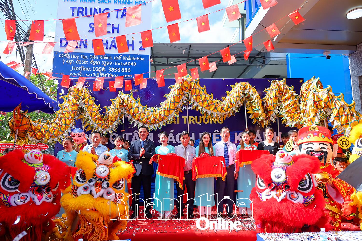 Các đại biểu thực hiện nghi thức cắt băng khai trương Trung tâm sách Diên Khánh 2.