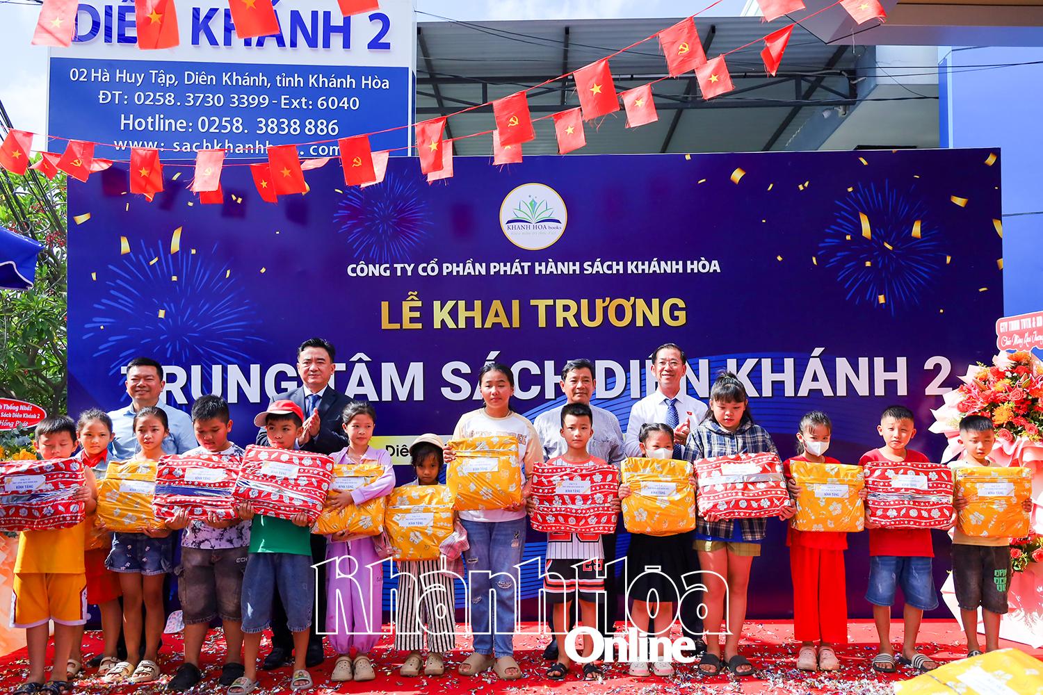 Lãnh đạo công ty và đại diện chính quyền địa phương trao tặng quà cho học sinh ở thị trấn Diên Khánh có hoàn cảnh khó khăn.