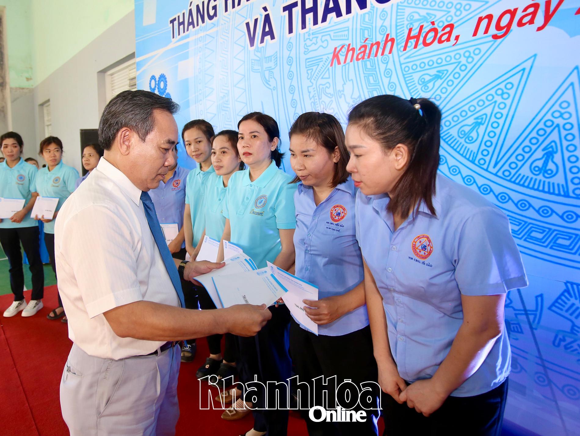 Ông Lê Hữu Trí-Tỉnh uỷ viên, Phó Trưởng đoàn Phụ trách đoàn ĐBQH tỉnh Khánh Hoà trao quà cho các đoàn viên, người lao động.