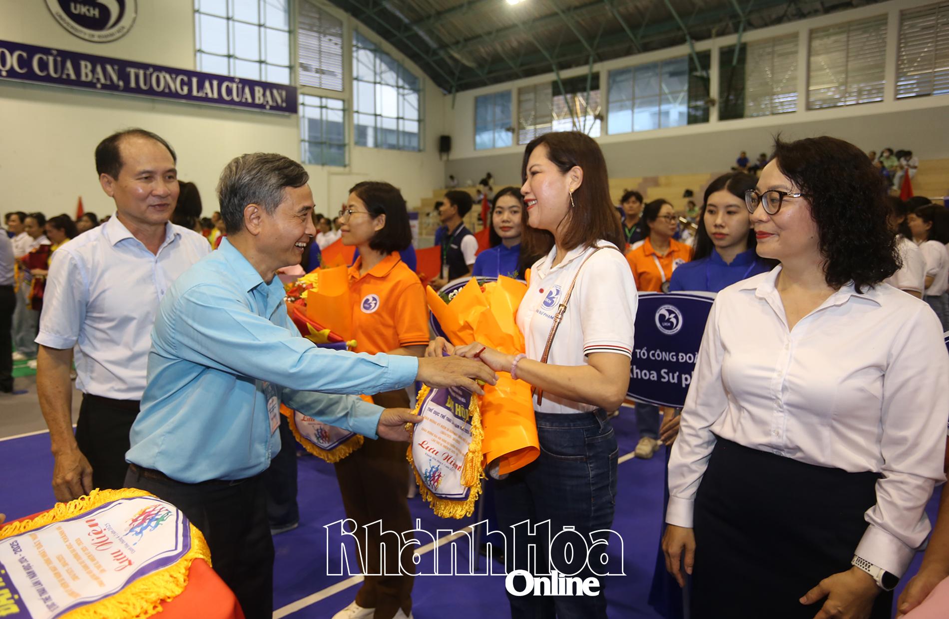 Lãnh đạo nhà trường tặng cờ lưu niệm cho các đoàn tham dự đại hội.