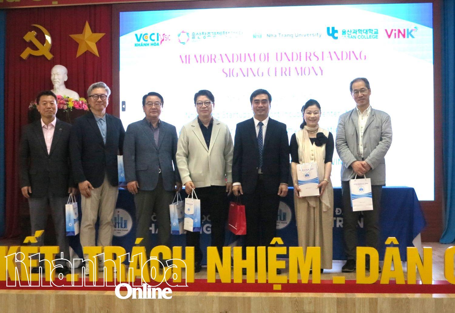 Lãnh đạo Trường Đại học Nha Trang tặng quà cho các đơn vị tham gia ký kết hợp tác. 