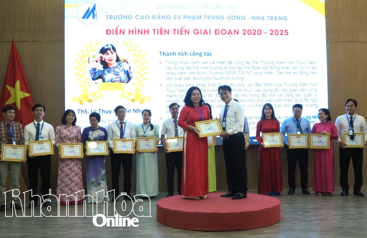 Lãnh đạo nhà trường trao giấy khen cho các cá nhân.