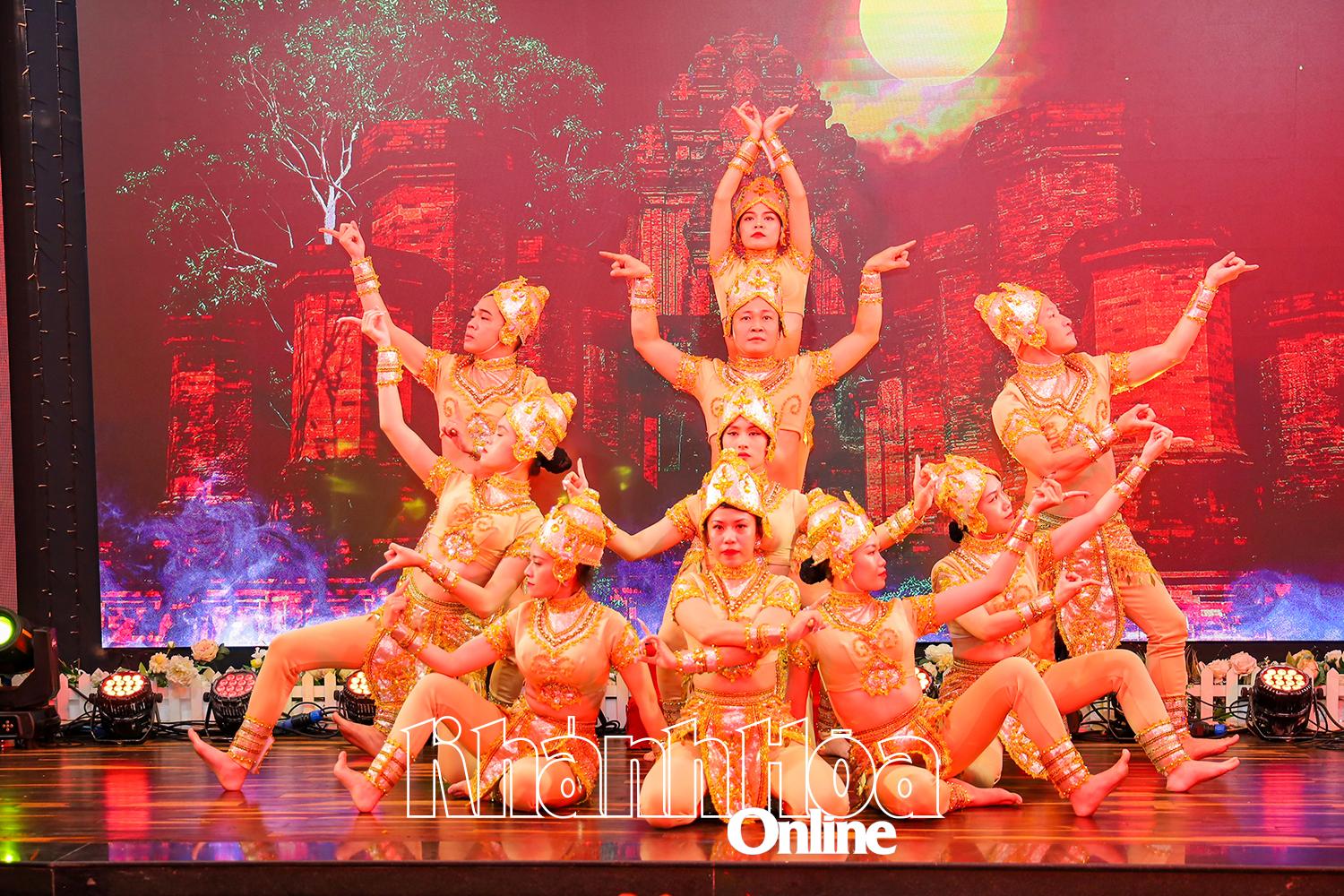 Một tiết mục múa dân tộc do nghệ sĩ Đoàn Ca múa nhạc Hải Đăng biểu diễn. (Ảnh minh họa)