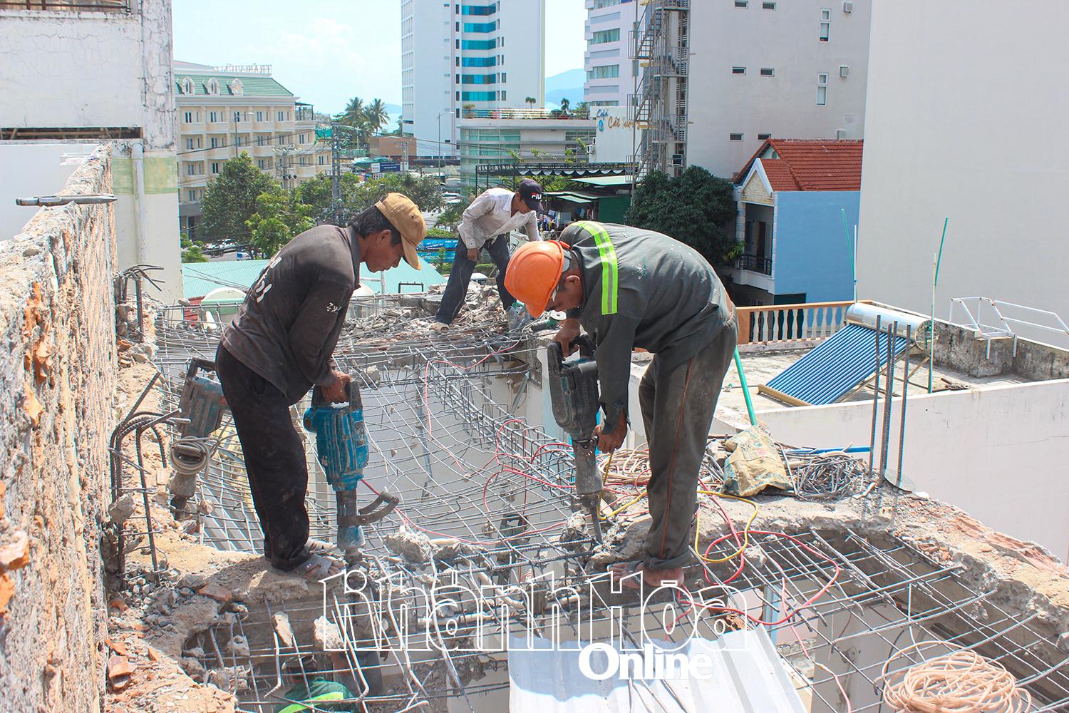 Hiện nay, vẫn còn nhiều lao động làm việc trong lĩnh vực xây dựng tiềm ẩn rủi ro, nguy cơ tai nạn lao động.