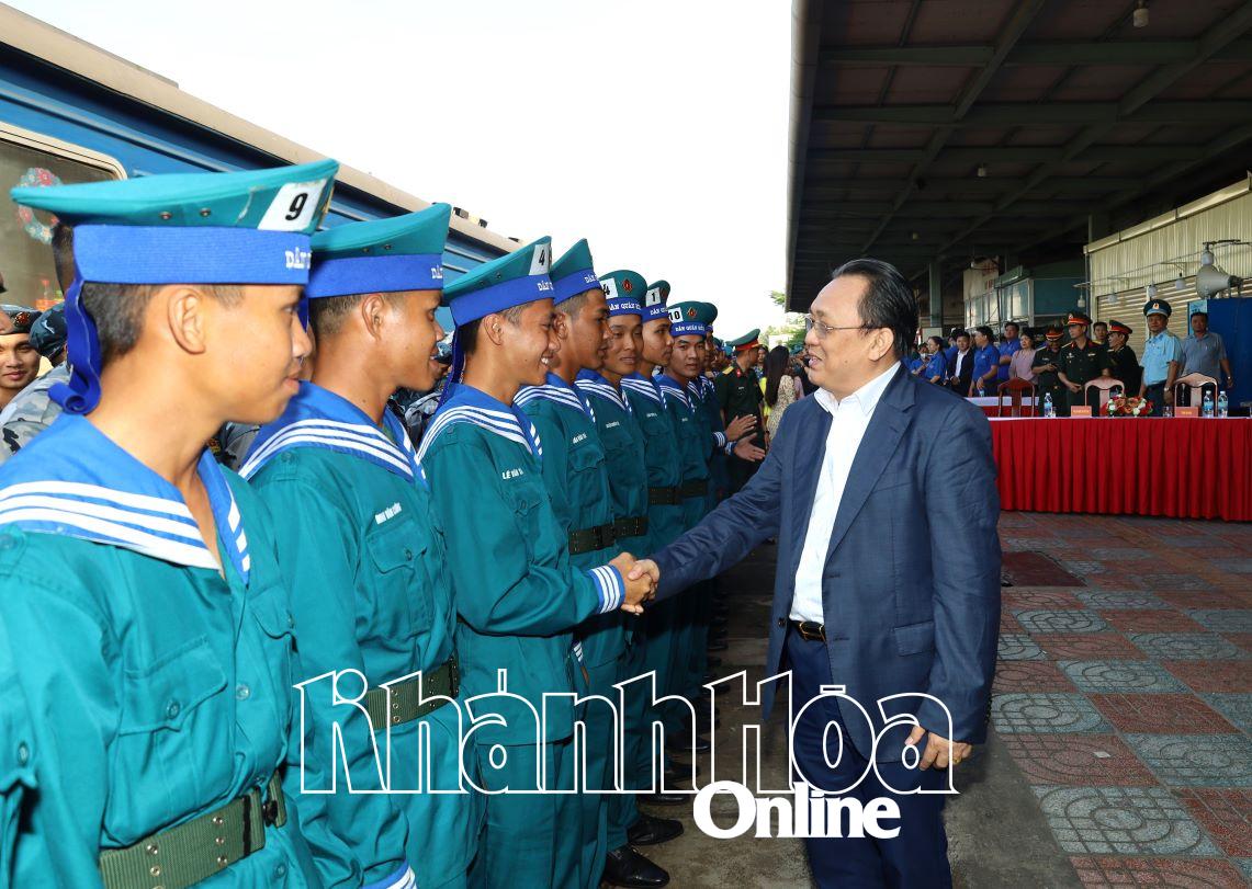 Khánh Hòa chào đón các lực lượng tham gia diễu binh kỷ niệm 50 năm Ngày Giải phóng miền Nam