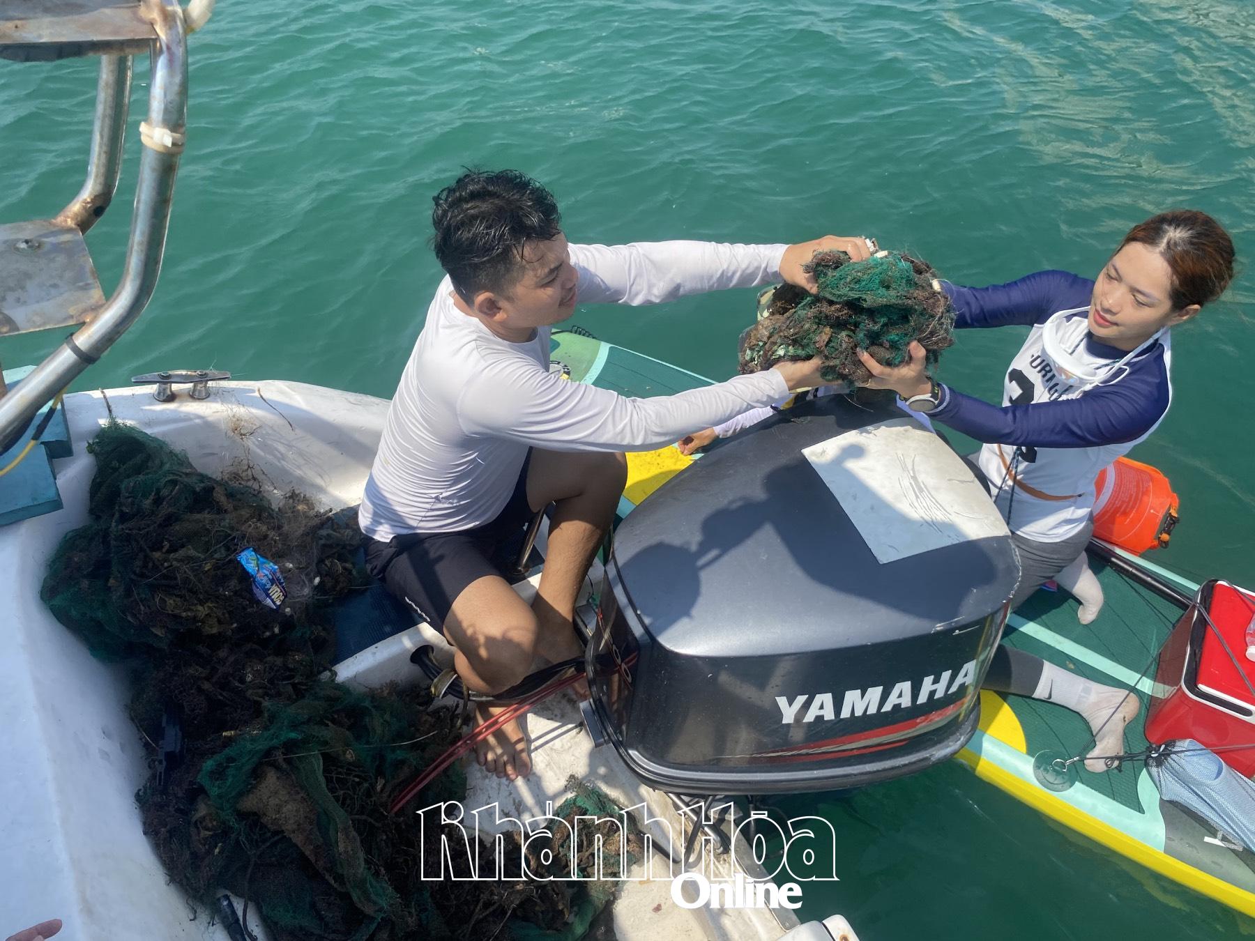 Thu gom 100kg ngư cụ mắc vào san hô ở khu vực biển Hòn Chồng 