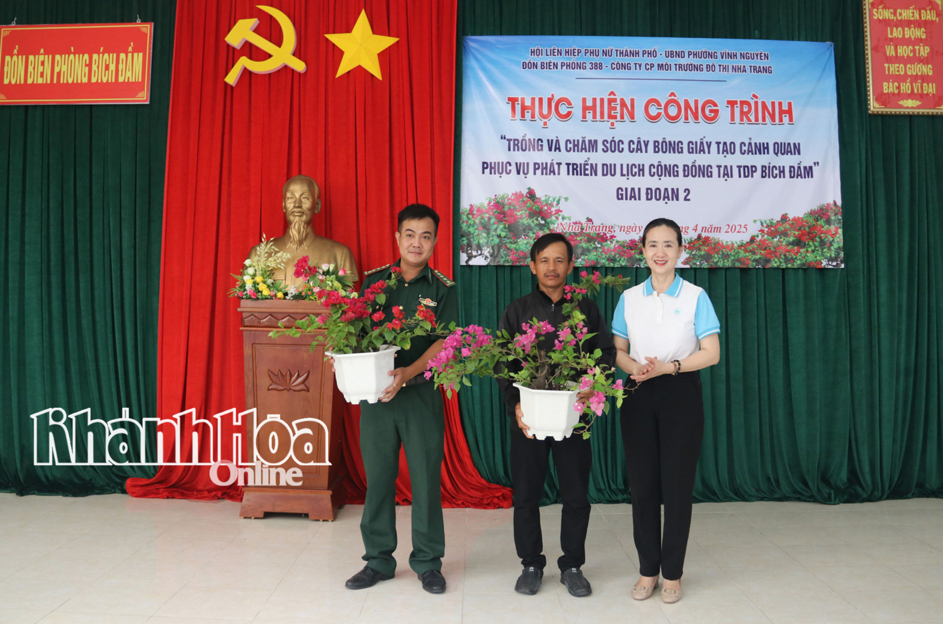 Trao tặng 500 cây bông giấy cho người dân tổ dân phố Bích Đầm